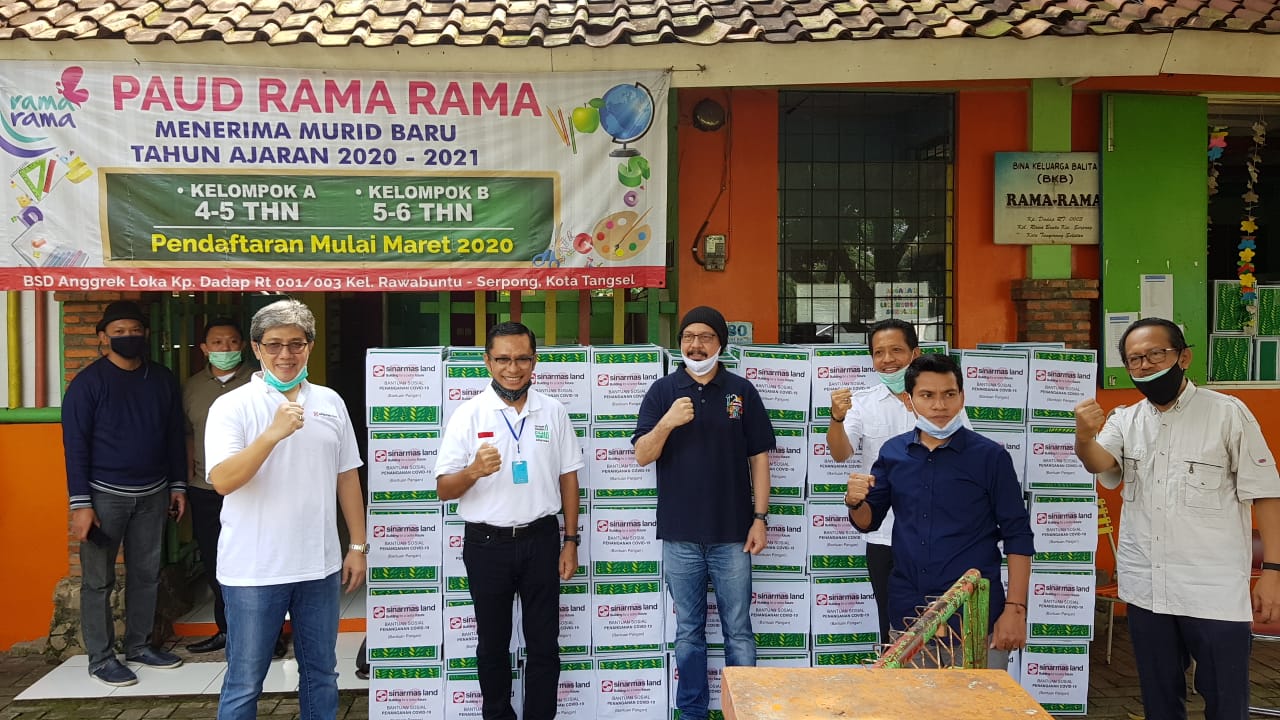 Sinarmas Land membagikan 250 paket bahan pokok warga terdampak Covid-19 di Kampung Dadap, Tangerang Selatan, Sabtu (6/6)