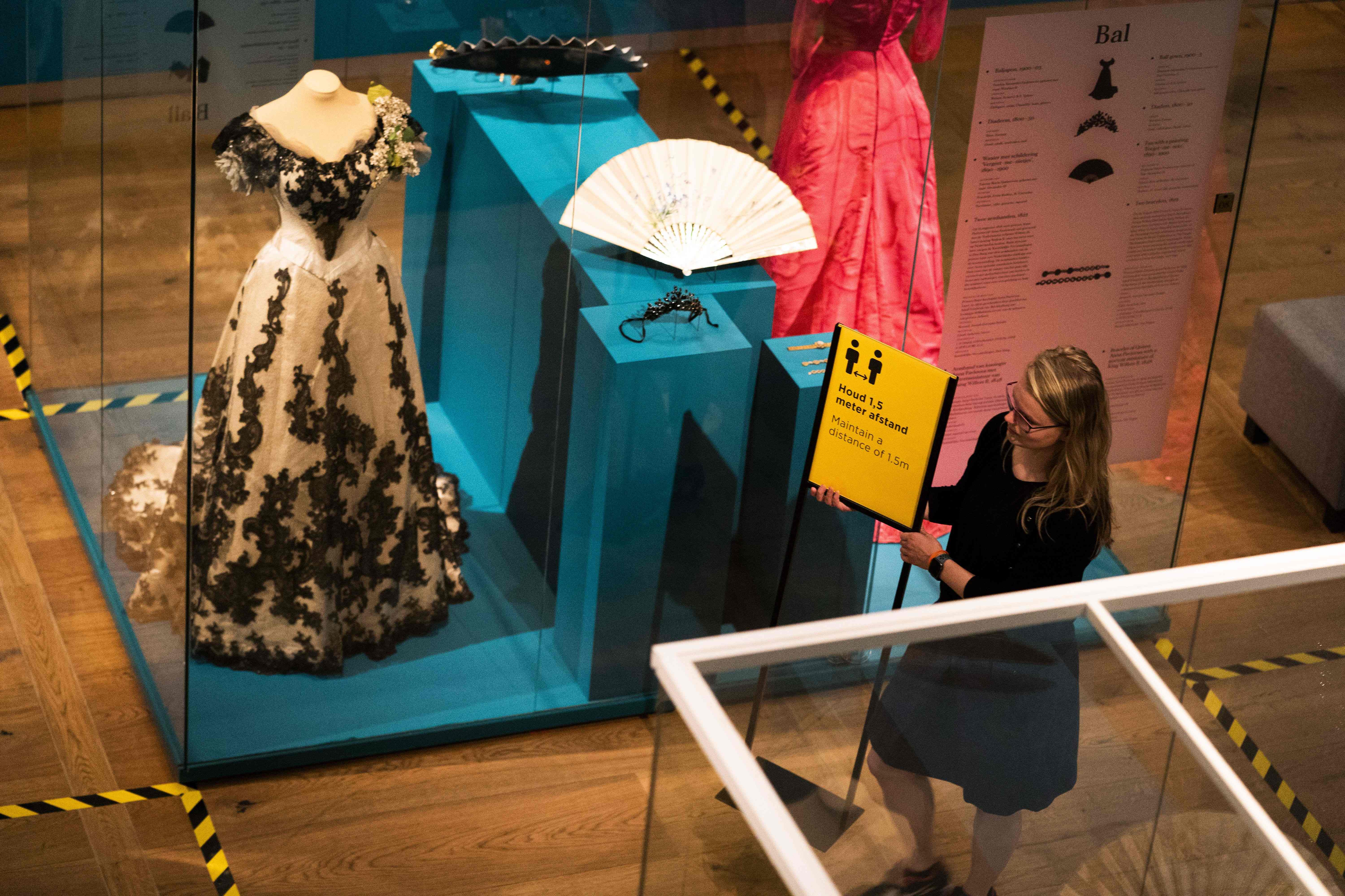 Seorang petugas museum di Belanda menata koleksi