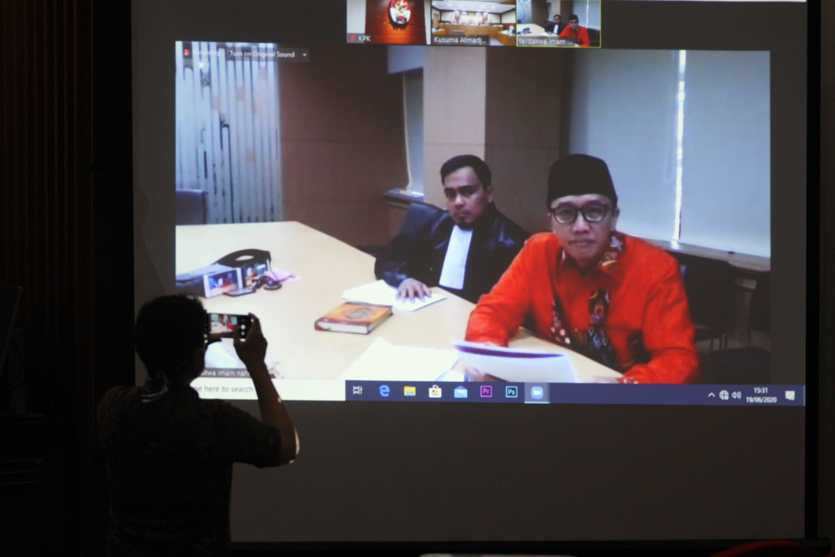 Terdakwa mantan Menteri Pemuda dan Olahraga Imam Nahrawi (kanan) membacakan pledoi nya dalam sidang daring 