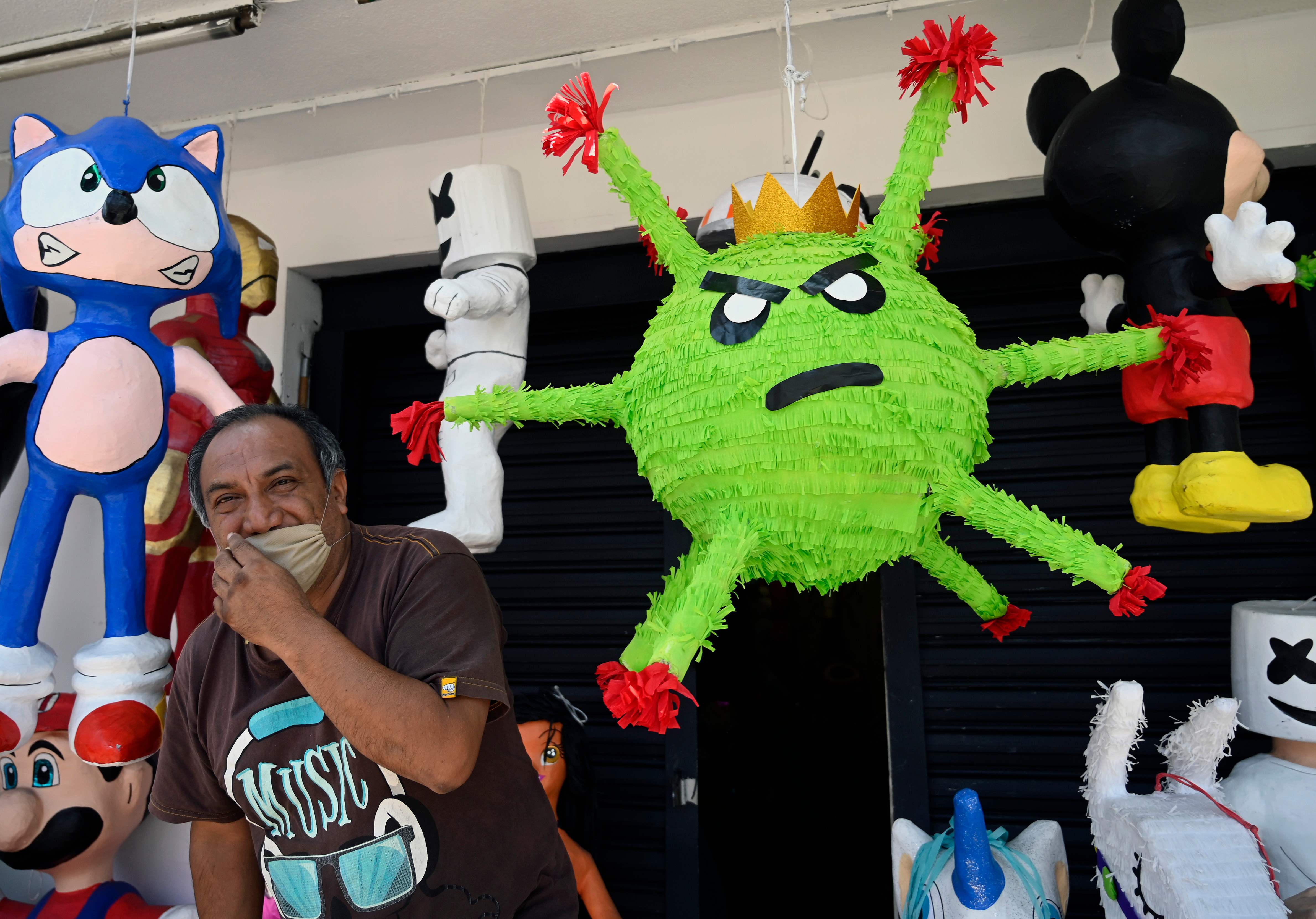 Boneka berbentuk virus korona dijual di Meksiko