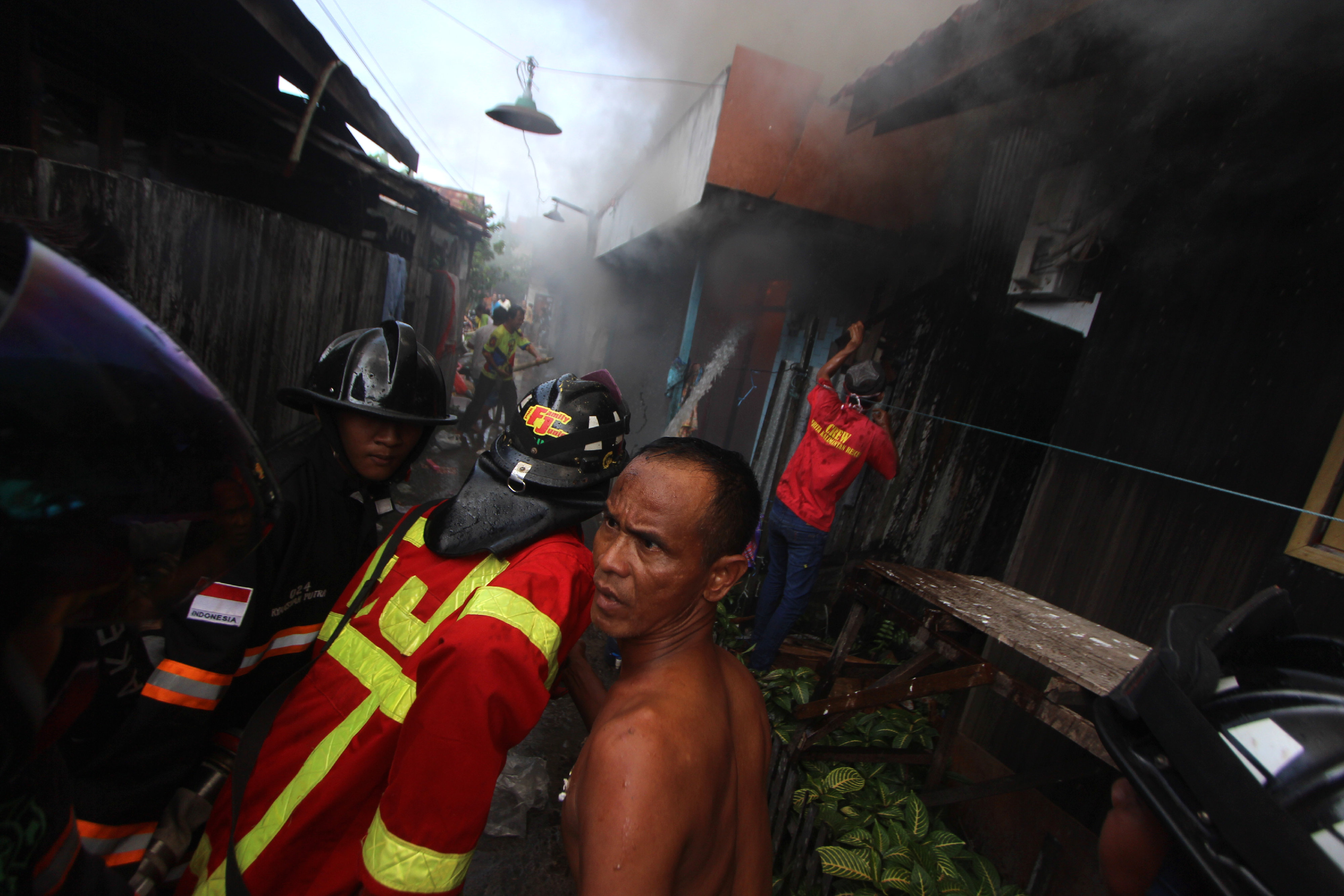 ilustrasi: petugas memadamkan api yang menjalar di perumahan wilayah Banjarmasin