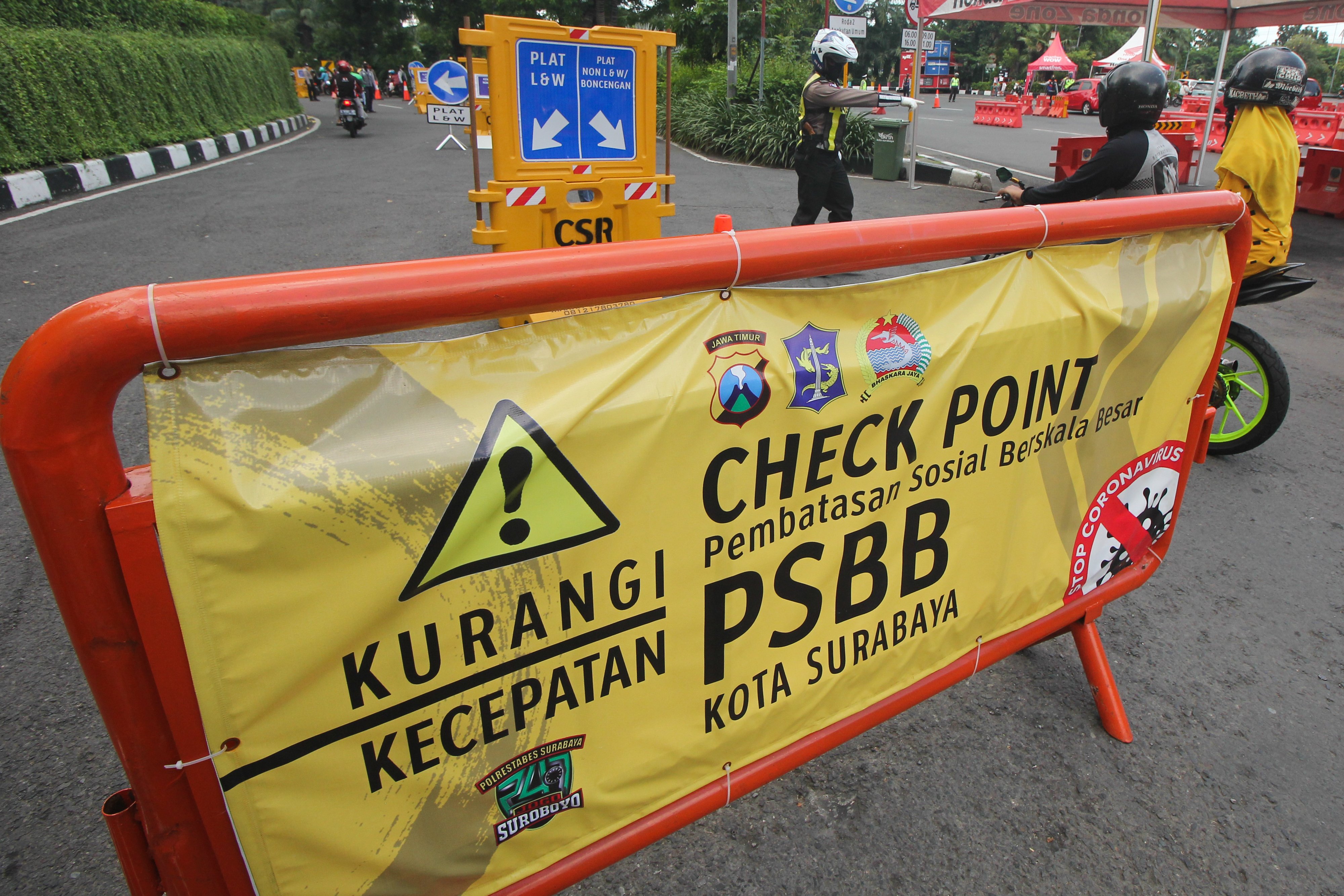 Petugas melakukan penyekatan di pos pemeriksaan Bundaran Waru, Surabaya. Jawa Timur, Senin (25/5/2020).