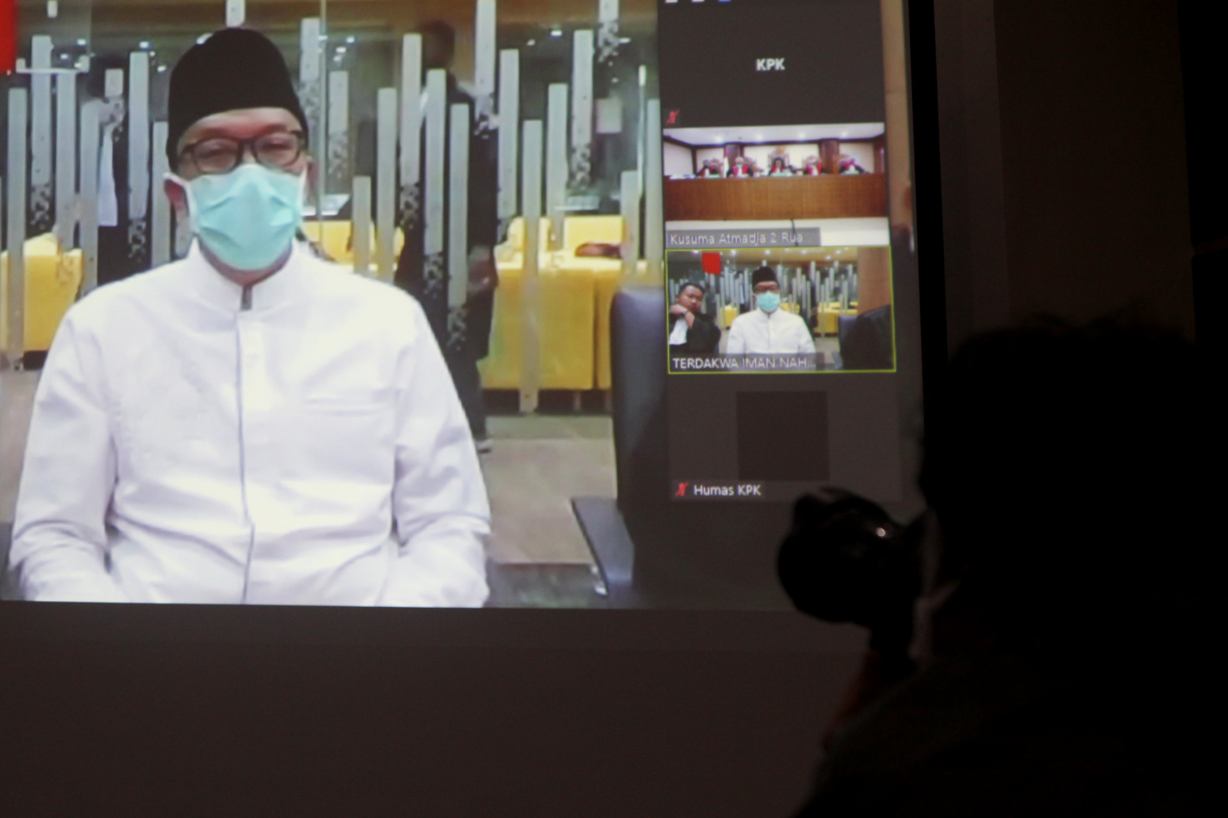 Terdakwa mantan Menteri Pemuda dan Olahraga (Menpora), Imam Nahrawi mendengarkan Majelis Hakim membacakan vonis.