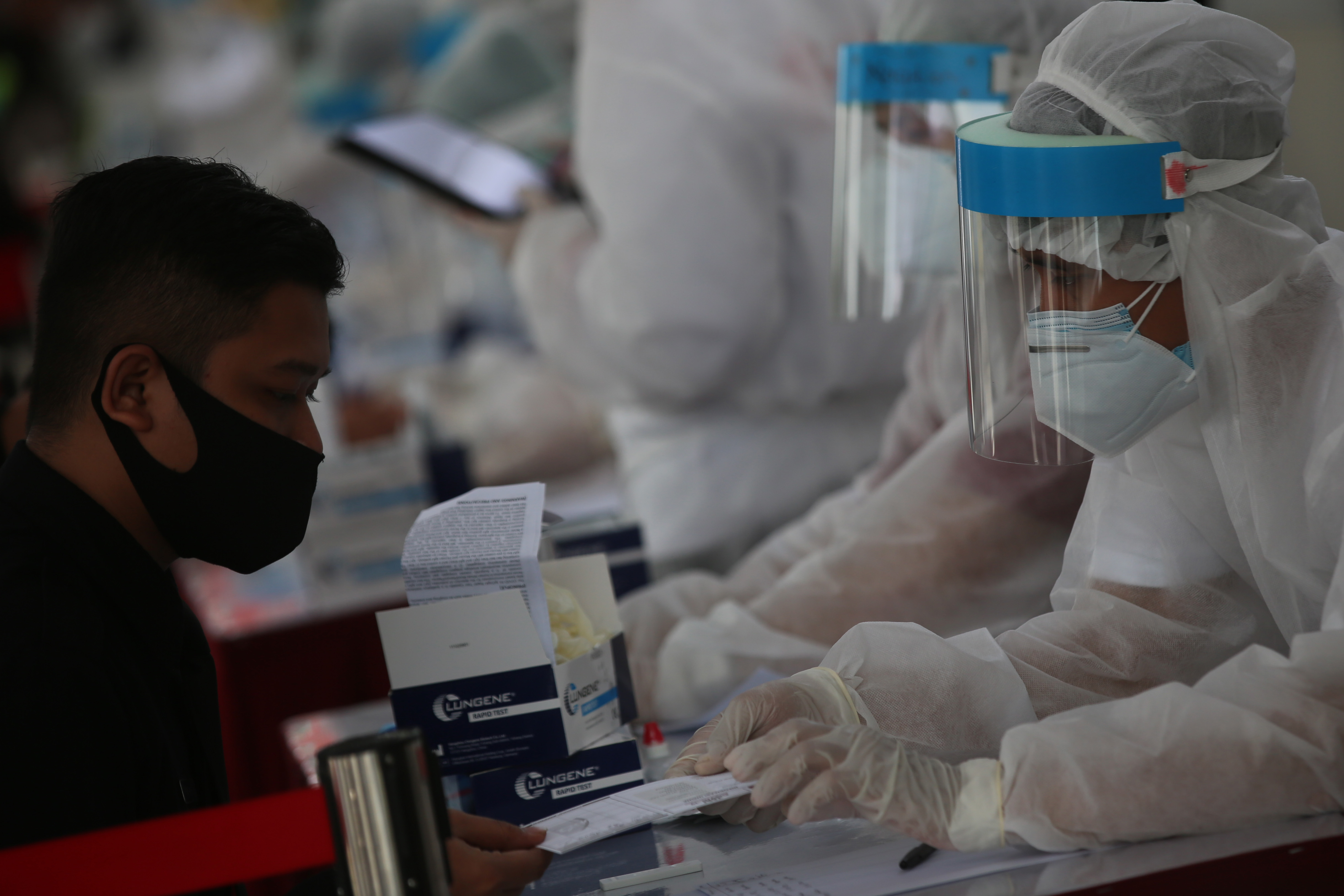Warga Jakarta mengikuti rapid test untuk menekan penyebaran covid-19.