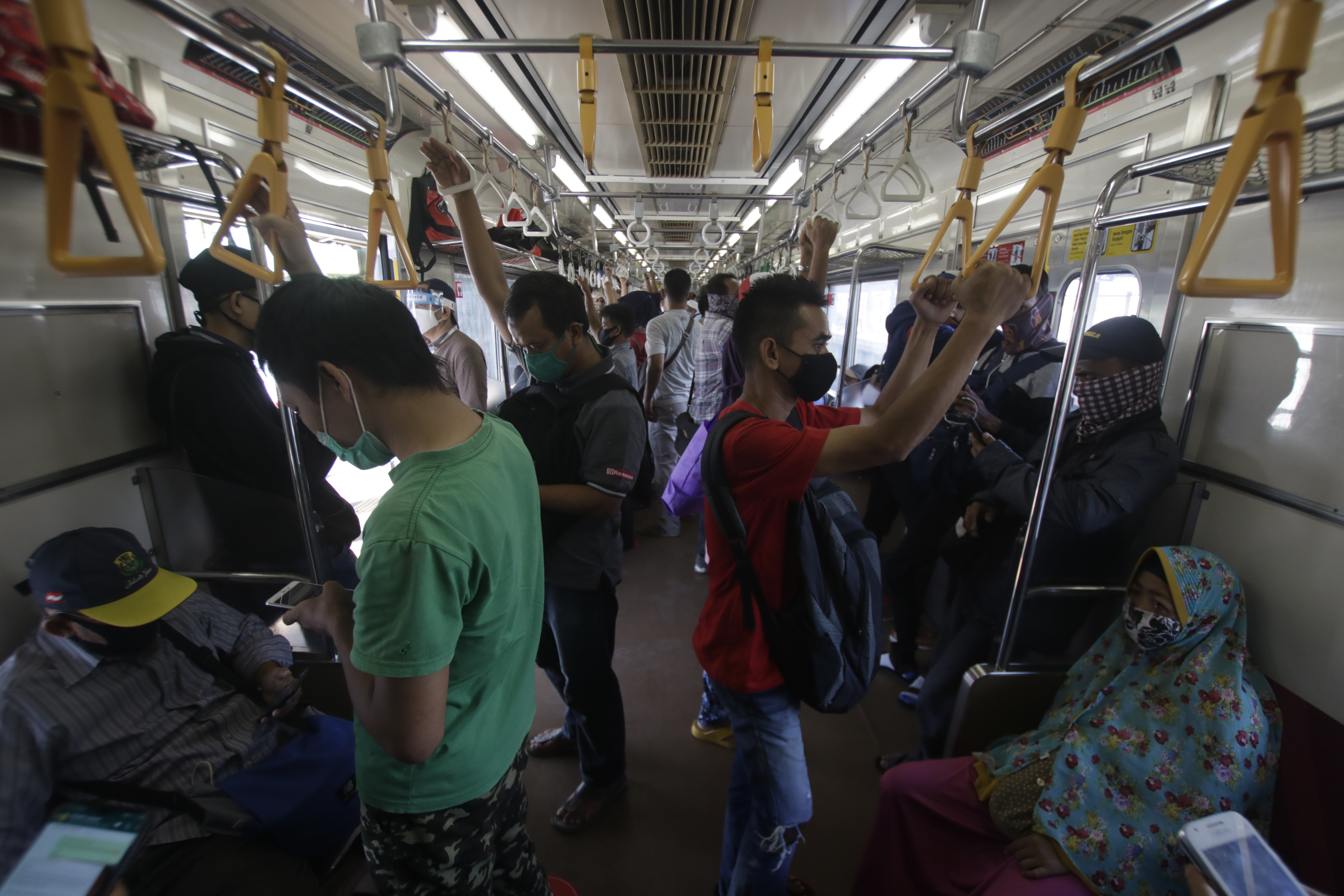 Penumpang di dalam KRL jurusan Bogor-Jakarta, Stasiun Bojong Gede, Bogor,