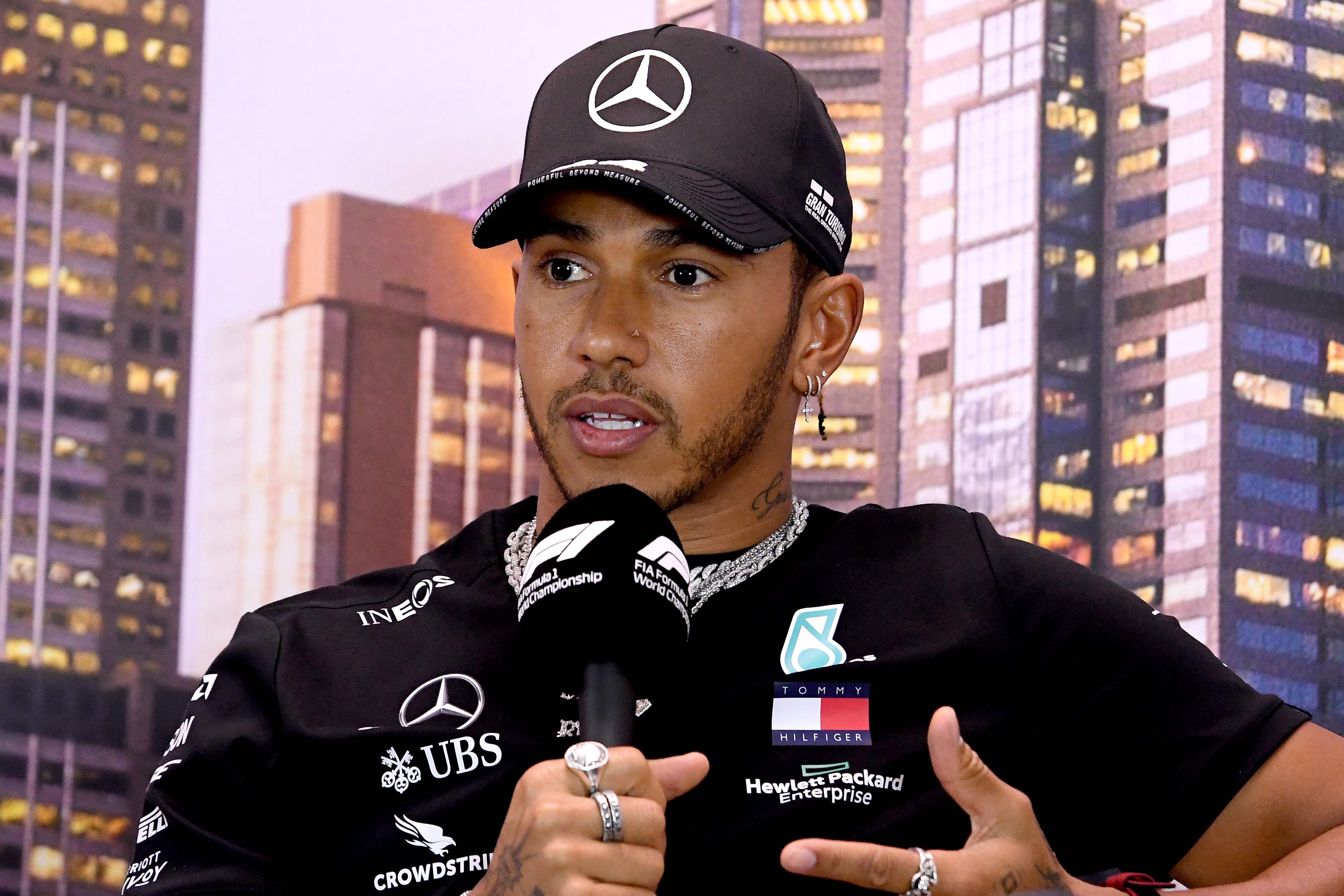 Lewis Hamilton saat konferensi pers di sirkuit Albert Park di Melbourne (12/3/2020) 