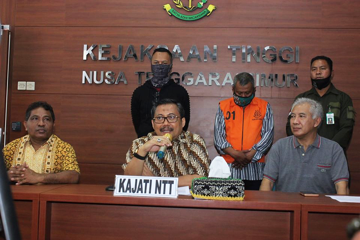 Tangkap tersangka TPPO: Kepala Kejaksaan Tinggi NTT Yulianto (tengah) dan Kejari Kota Kupang, Maks Sombu (kiri).