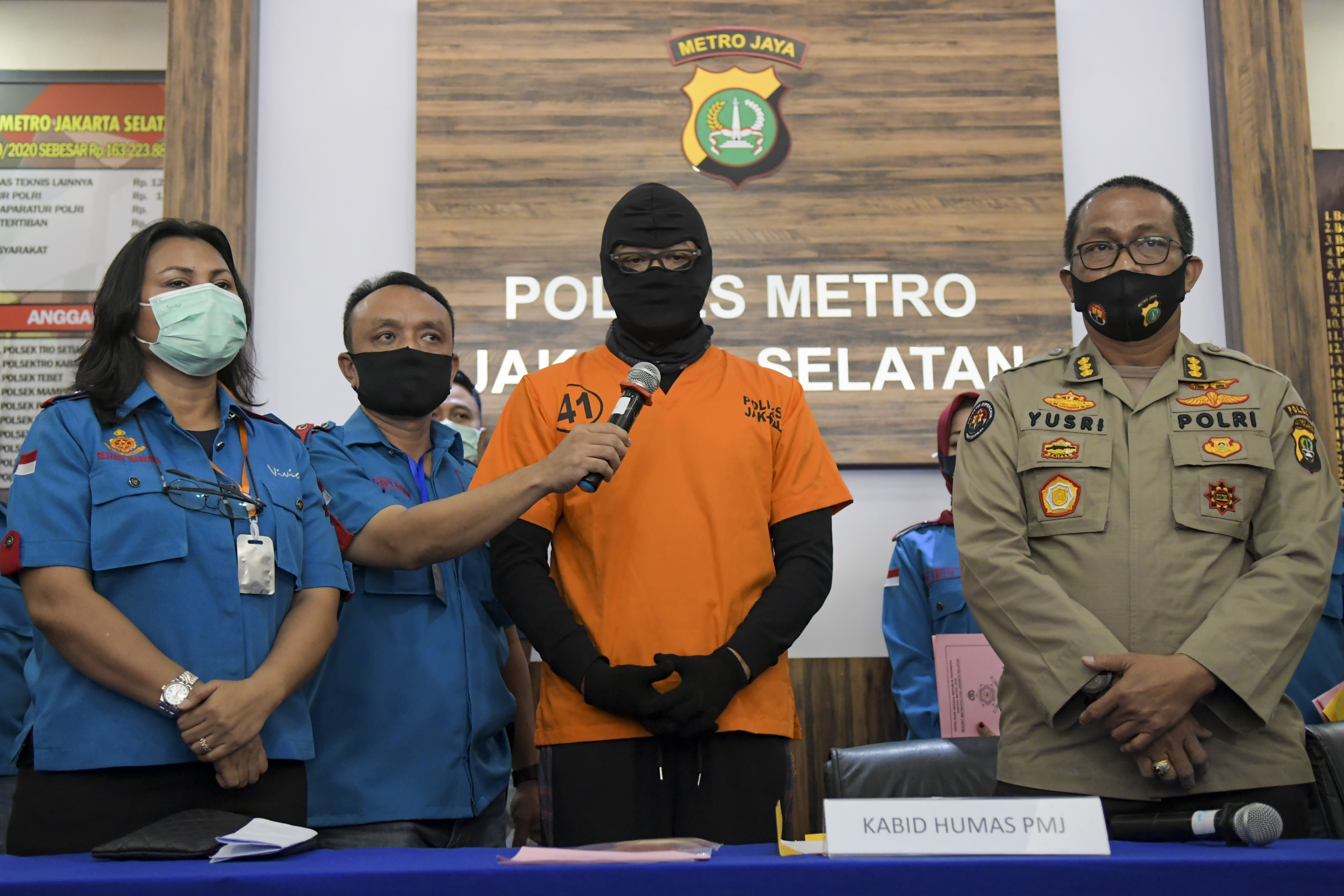 Aktor Dwi Sasono (kedua kanan) ditetapkan sebagai tersangka kasus kepemilikan narkoba setelah ditangkap di rumahnya di Pondok Labu, Jaksel.