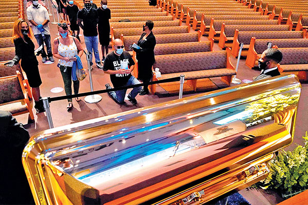 Pelayat antre memberikan penghormatan terakhir kepada mendiang George Floyd  