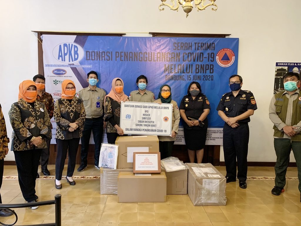 Tutut membantu dalam penanganan Covid-19, Bea Cukai memfasilitasi APKB mendonasikan alat kesehatan.