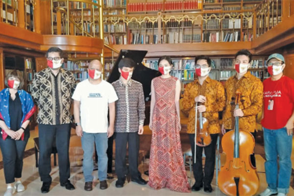 Pertunjukan bertajuk Tribute to BJ Habibie by Ananda Sukarlan's Chamber di salah satu ruang di kediaman Habibie 