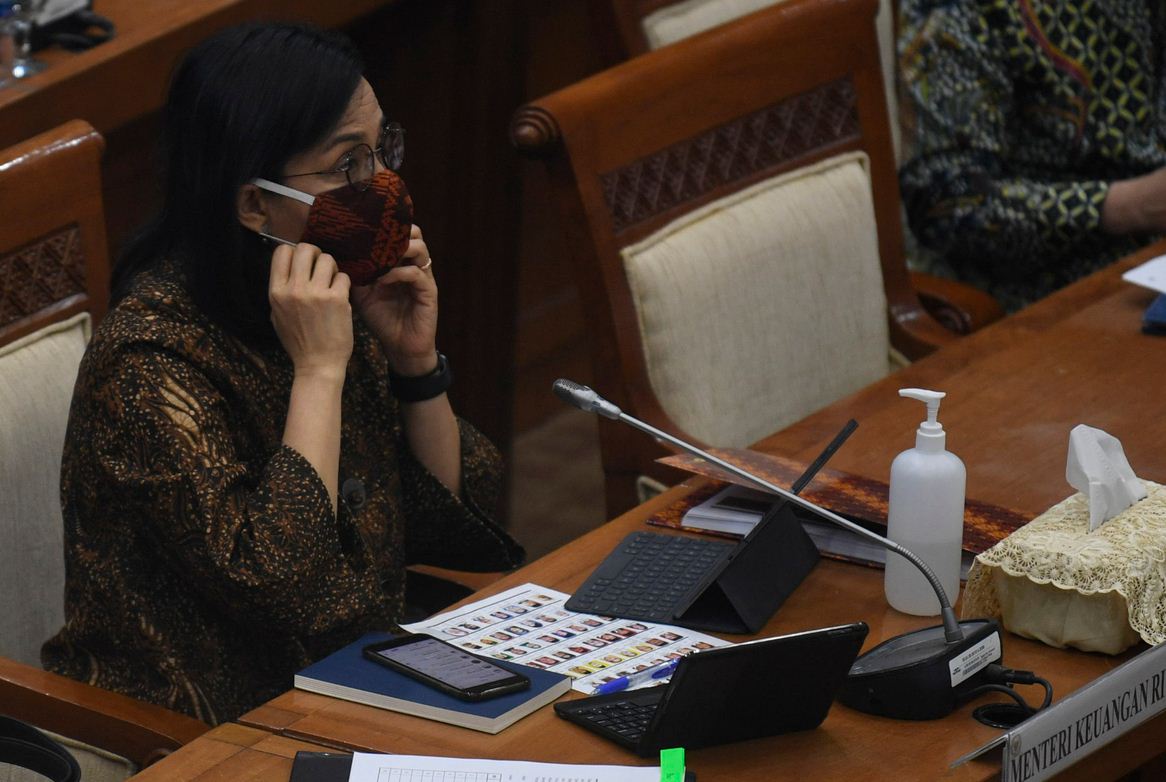 Menteri Keuangan Sri Mulyani mengikuti rapat kerja bersama Komisi XI DPR di Kompleks Parlemen Senayan, Jakarta, Senin (22/6/2020). 