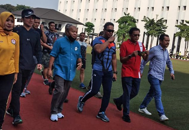 Kepala Staf Angkatan Darat (KSAD) Jenderal TNI Andika Perkasa (tengah) melakukan kegiatan olahraga bersama sejumlah pemimpin redaksi media. 