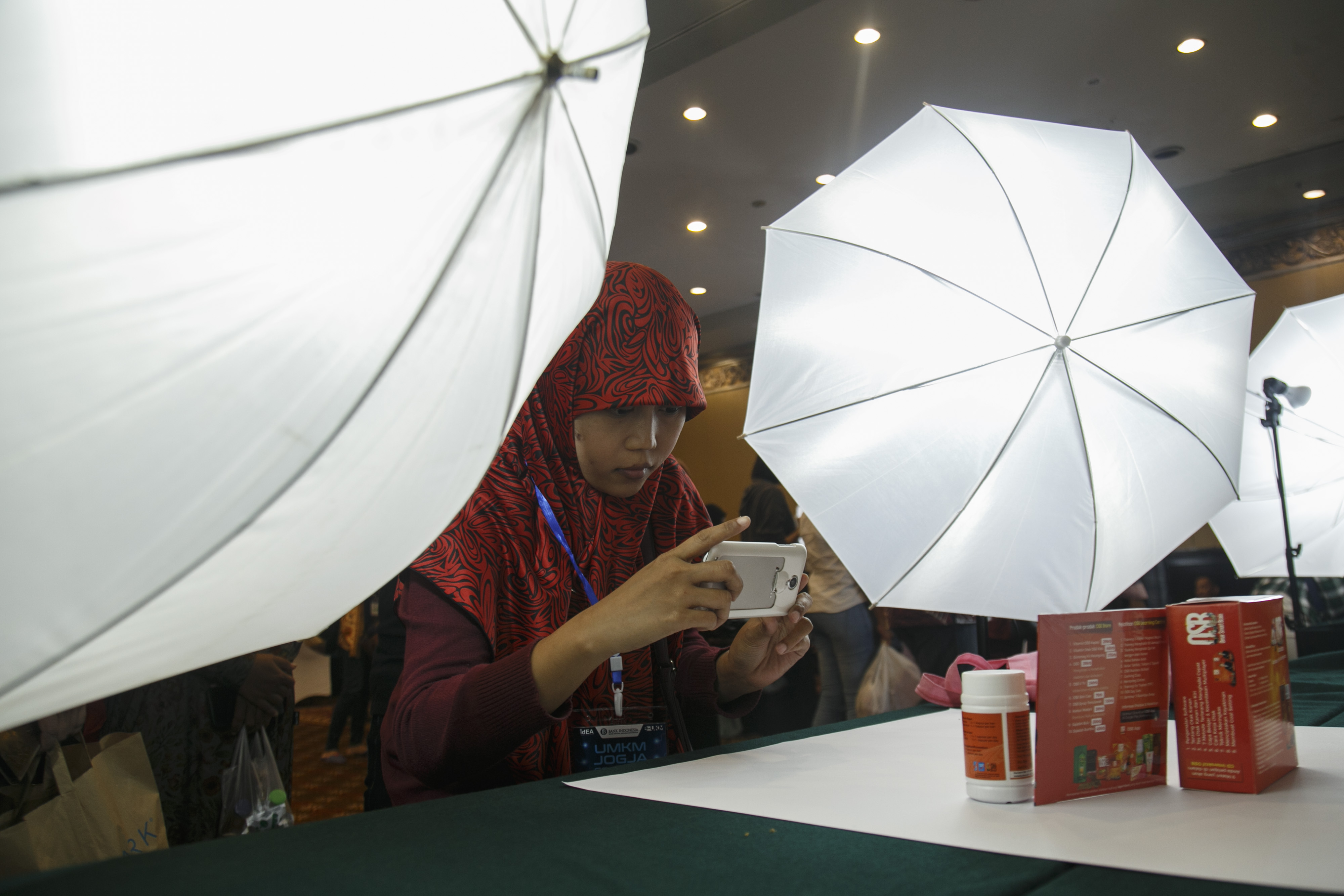 Pelaku UMKM memotret produknya untuk dipasarkan secara daring.