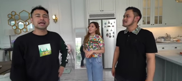 Pengusaha Gilang Widya Pramana (kanan) saat menerima presenter Raffi Ahmad (kiri) di kediamannya di Malang, Jawa Timur.