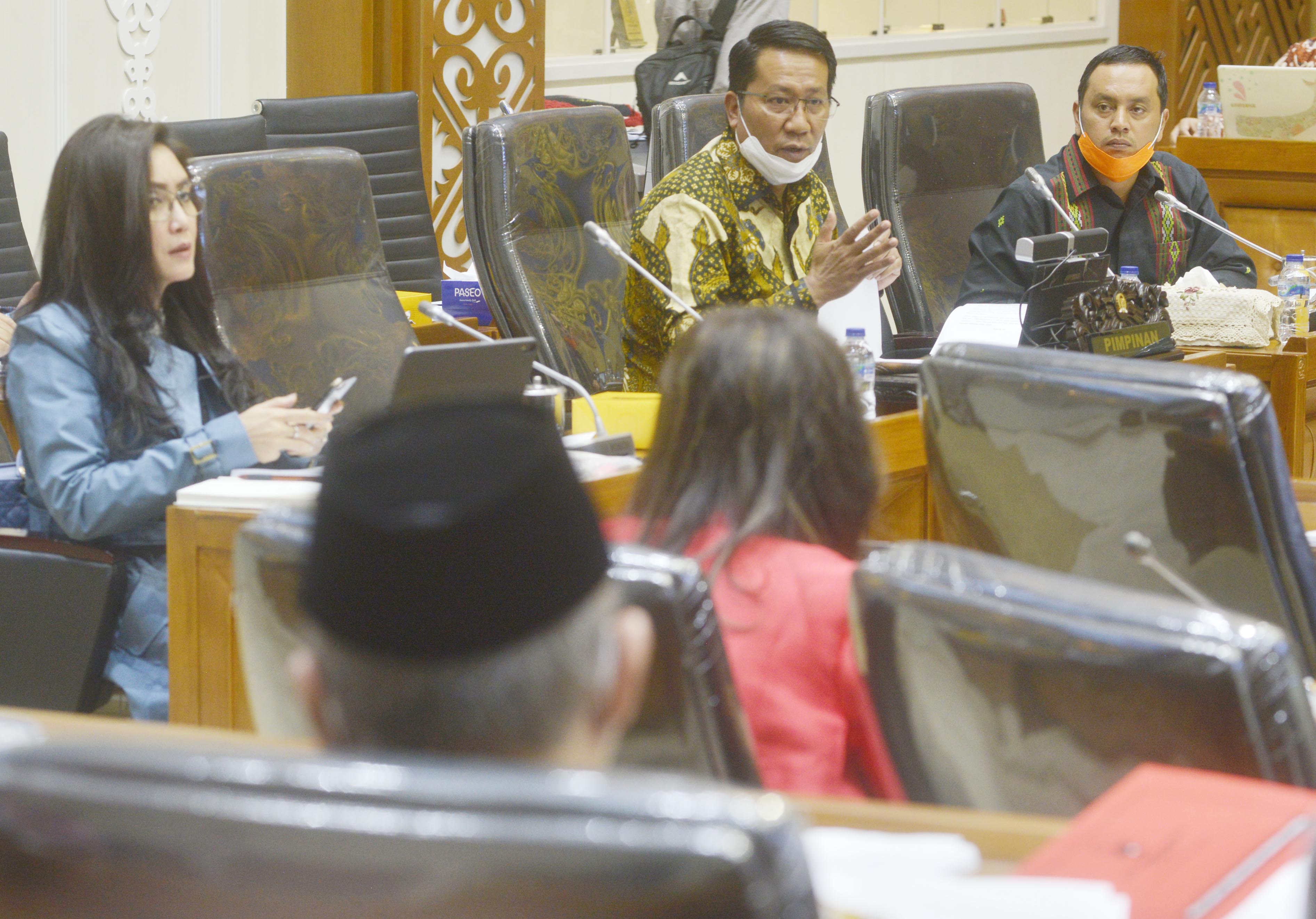 Ketua Baleg DPR Supratman Andi Agtas (tengah) bersama dengan dua wakil ketua, yaitu Willy Aditya (kanan) dan Rieke Diah Pitaloka.