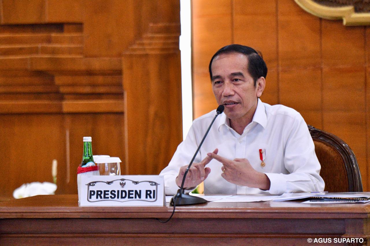 Presiden Joko Widodo menyatakan penanganan kesehatan dan ekonomi harus bisa berjalan beriringan supaya kesejahteraan sosial terselamatkan.