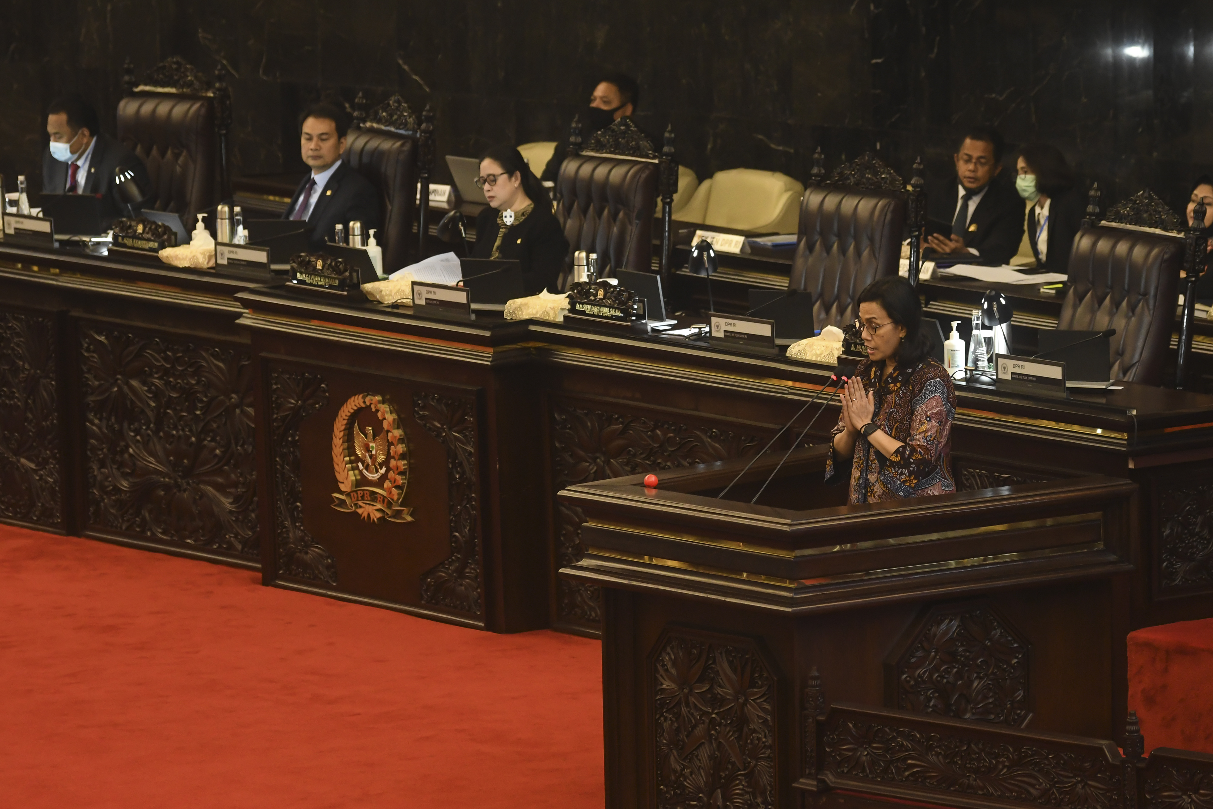 Menteri Keuangan Sri Mulyani (kanan) menyampaikan tanggapan pemerintah pada rapat paripurna DPR di kompleks parlemen, Jakarta, kemarin.