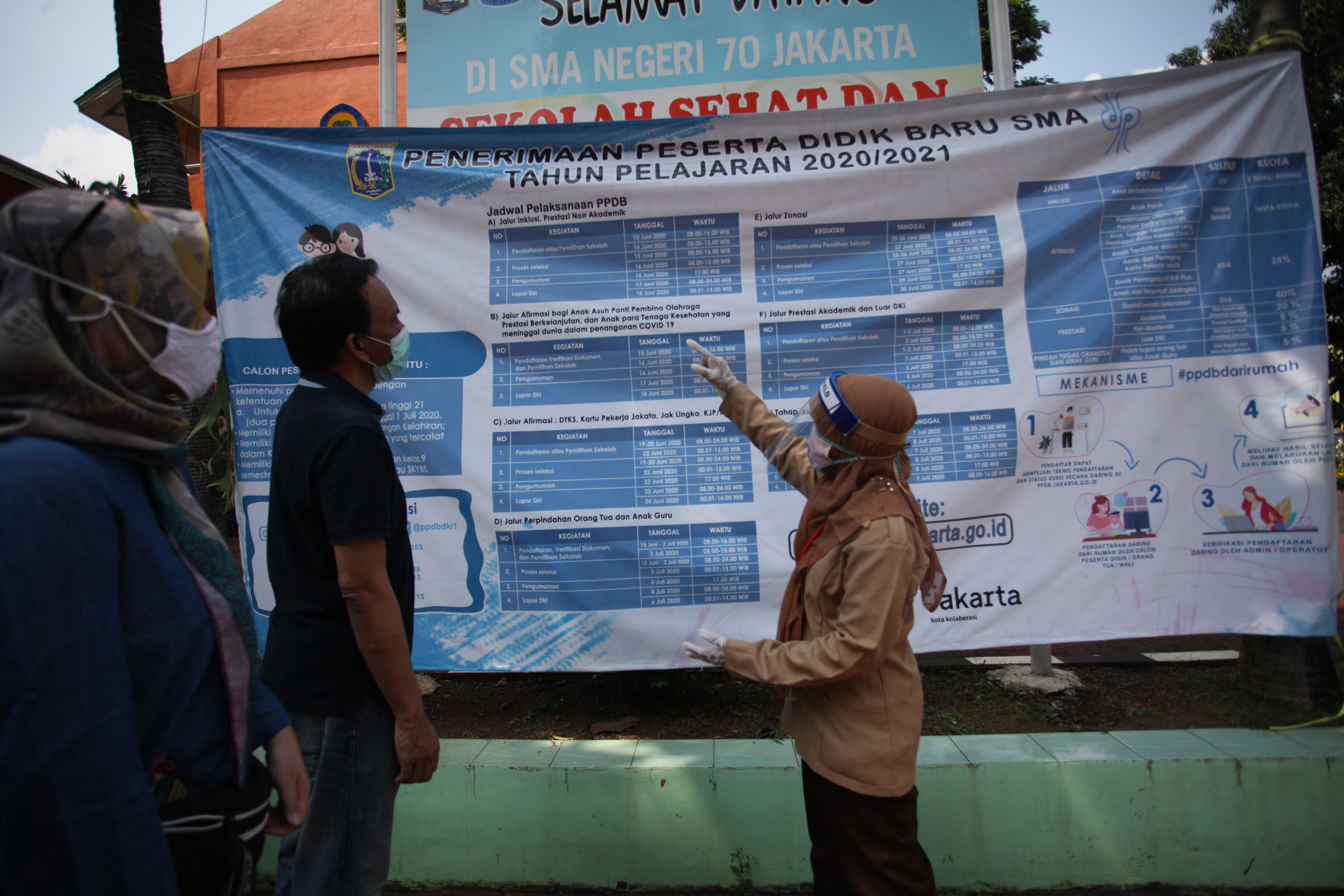 Guru menjelaskan kepada orangtua murid petunjuk teknis pendaftaran PPDB tahun pelajaran 2020/2021 di SMA Negeri 70 Jakarta