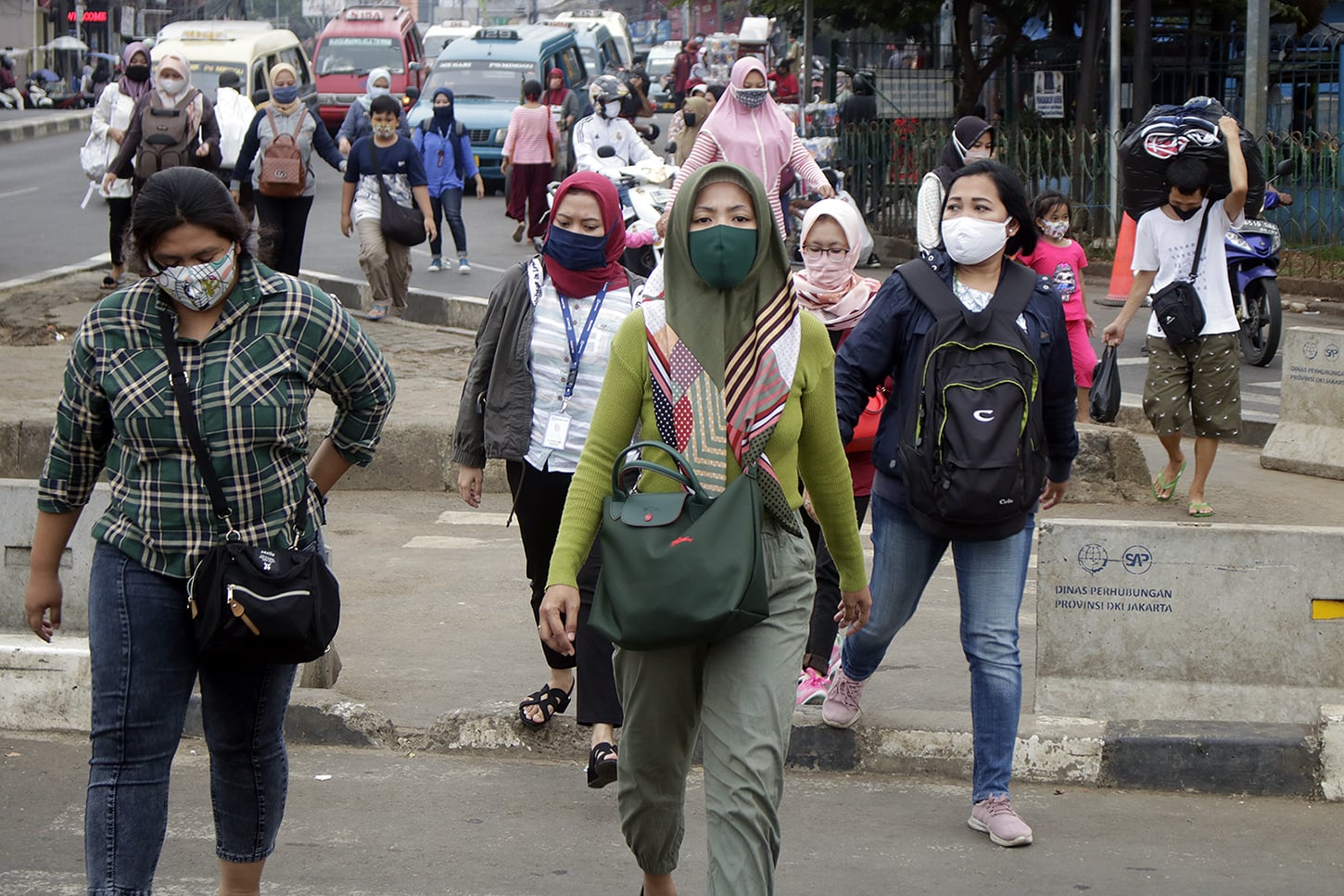 Masker menjadi salah satu bagian protokol kesehatan yang wajib ditaati oleh masyarakat