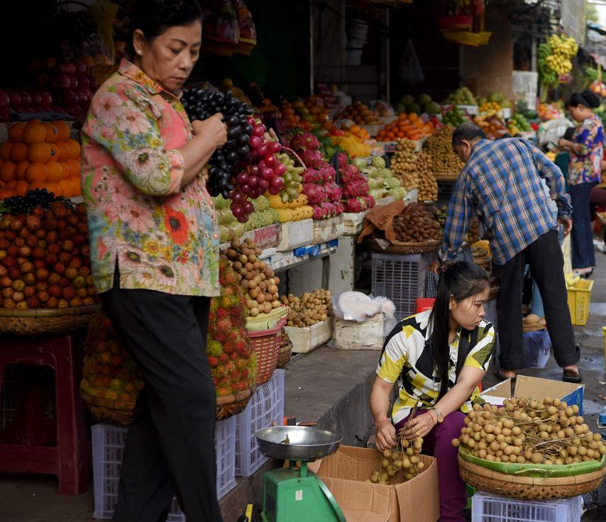 Suasana pasar tradisional di Phnom Penh, Kamboja, 10 Januari 2019. 