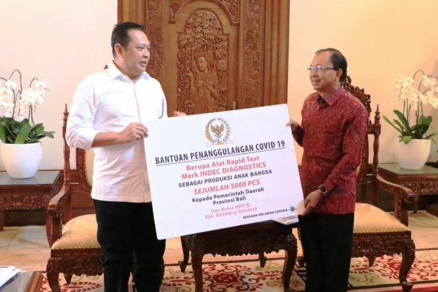Ketua MPR Bambang Soesatyo menyerahkan bantuan 5.000 alat rapid test kepada Pemprov Bali yang diterima Gubernur Wayan Koster.