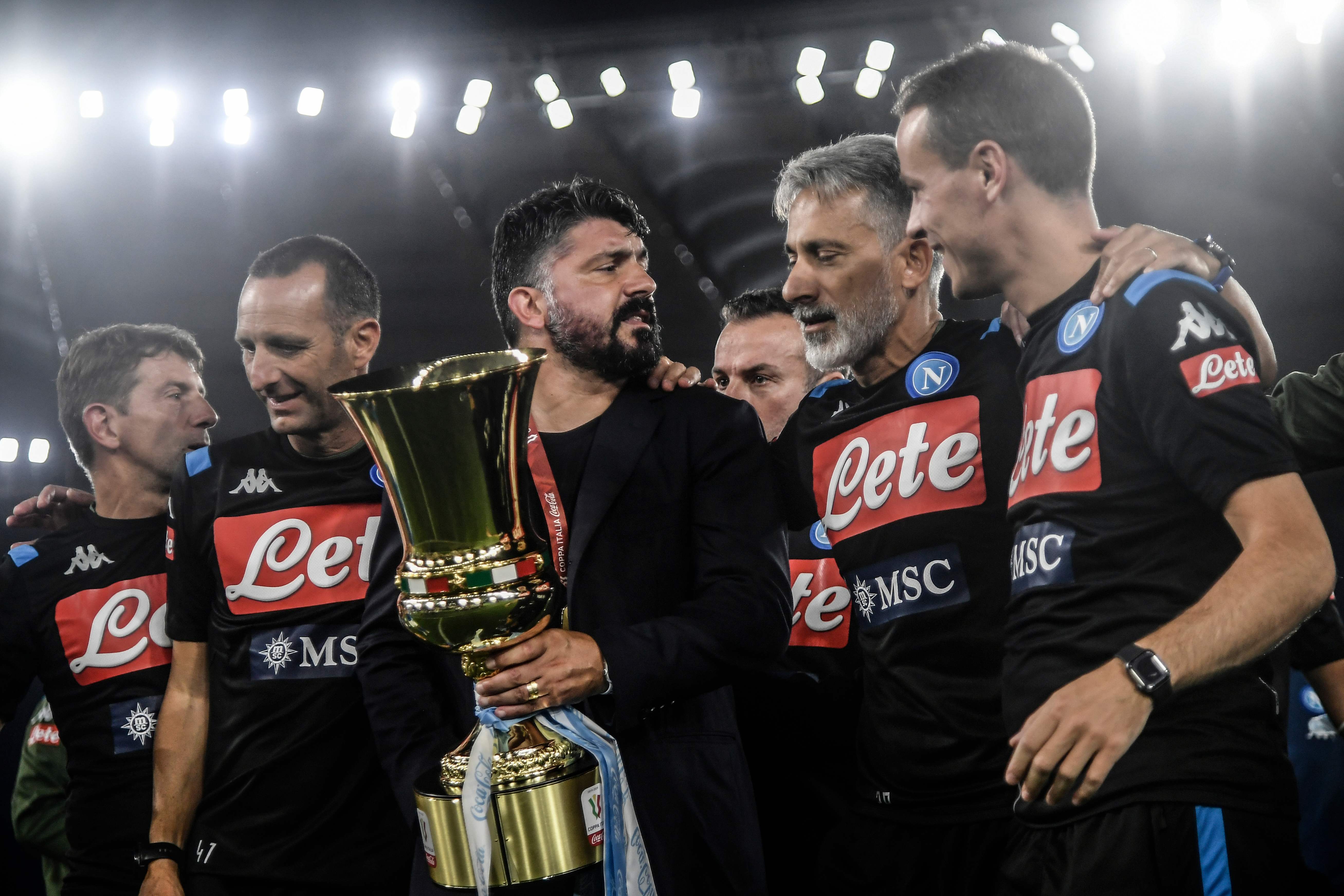 Pelatih kepala Italia Napoli Gennaro Gattuso (tengah dengan trofi) merayakan kemenangan Napoli di Coppa Italia, Kamis (18/6) dini hari.