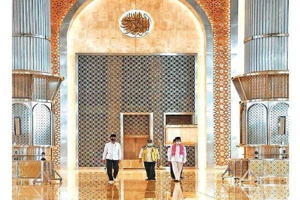 Presiden Joko Widodo (kiri) didampingi Menteri PU-Pera Basuki Hadimuljono (tengah) dan Imam Besar Masjid Istiqlal Nasaruddin Umar, kemarin.