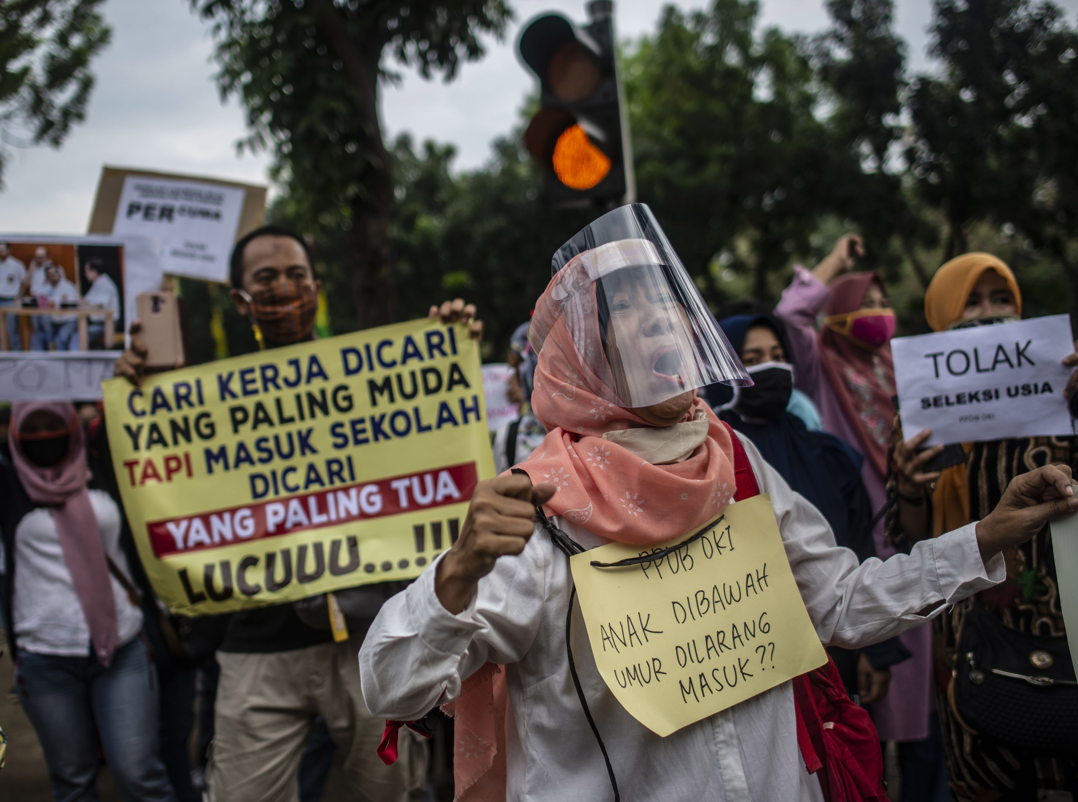 Sejumlah orang tua murid terdampak PPDB DKI Jakarta melakukan aksi unjuk rasa di depan Gedung Balaikota DKI Jakarta.