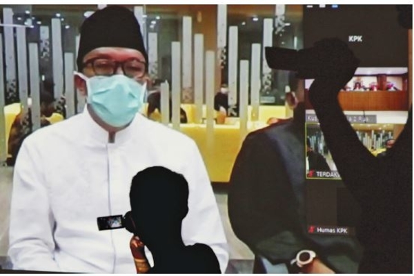 Terdakwa mantan Menpora Imam Nahrawi menjalani sidang putusan kasus suap dan gratifi kasi yang disiarkan secara live streaming di Gedung KPK