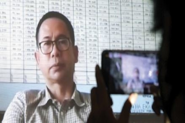 Terdakwa Tubagus Chaeri Wardana alias Wawan mendengarkan JPU membacakan tuntutan dalam sidang daring di Gedung KPK, Jakarta, kemarin