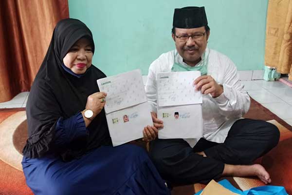 Sepasang suami dan istri yang merupakan jemaah haji asal Kota Palembang, Sumatra Selatan, Refi Indra, 56, dan Erlina, 56.