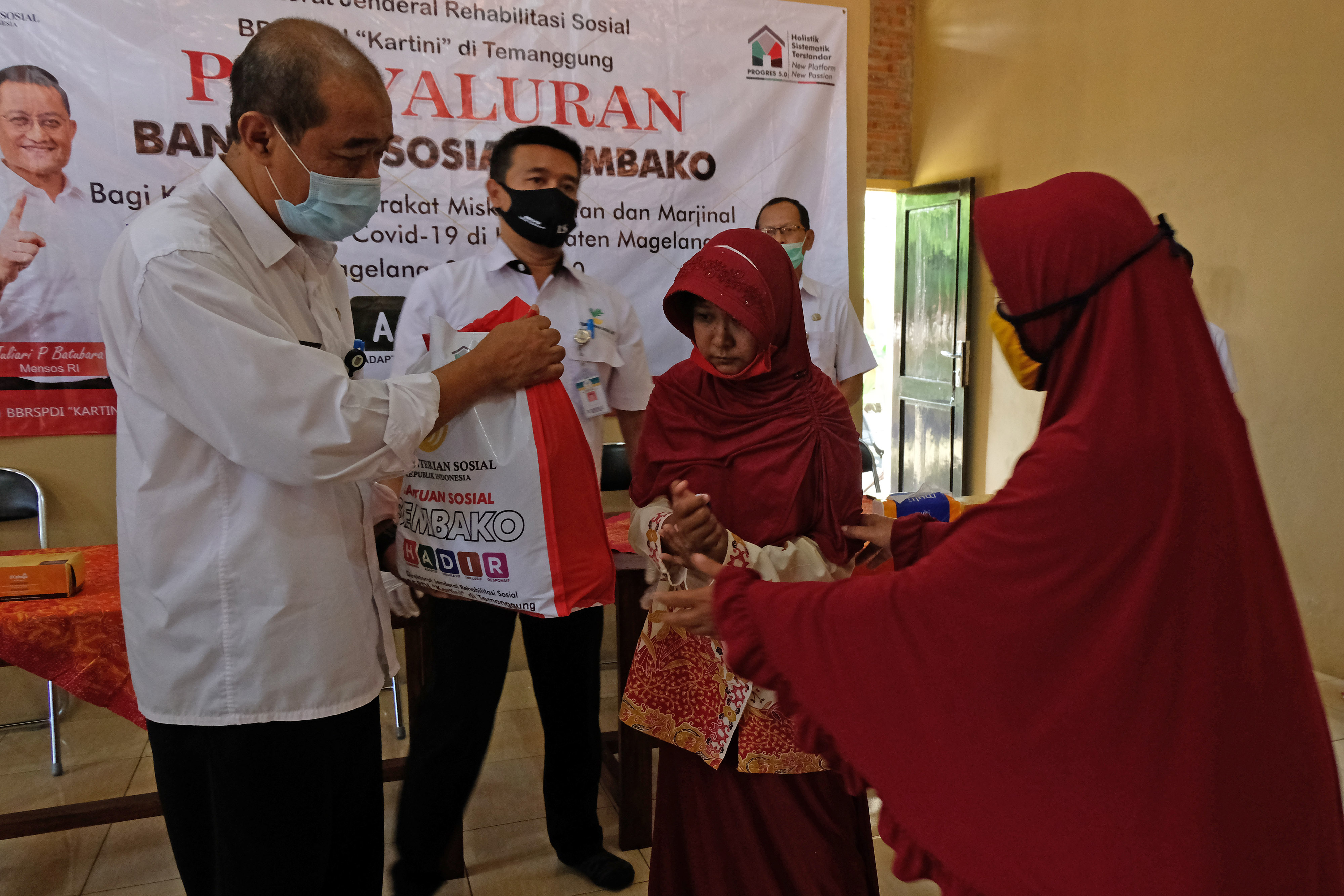 Pemvberian bansos bagi penyandang disabilitas