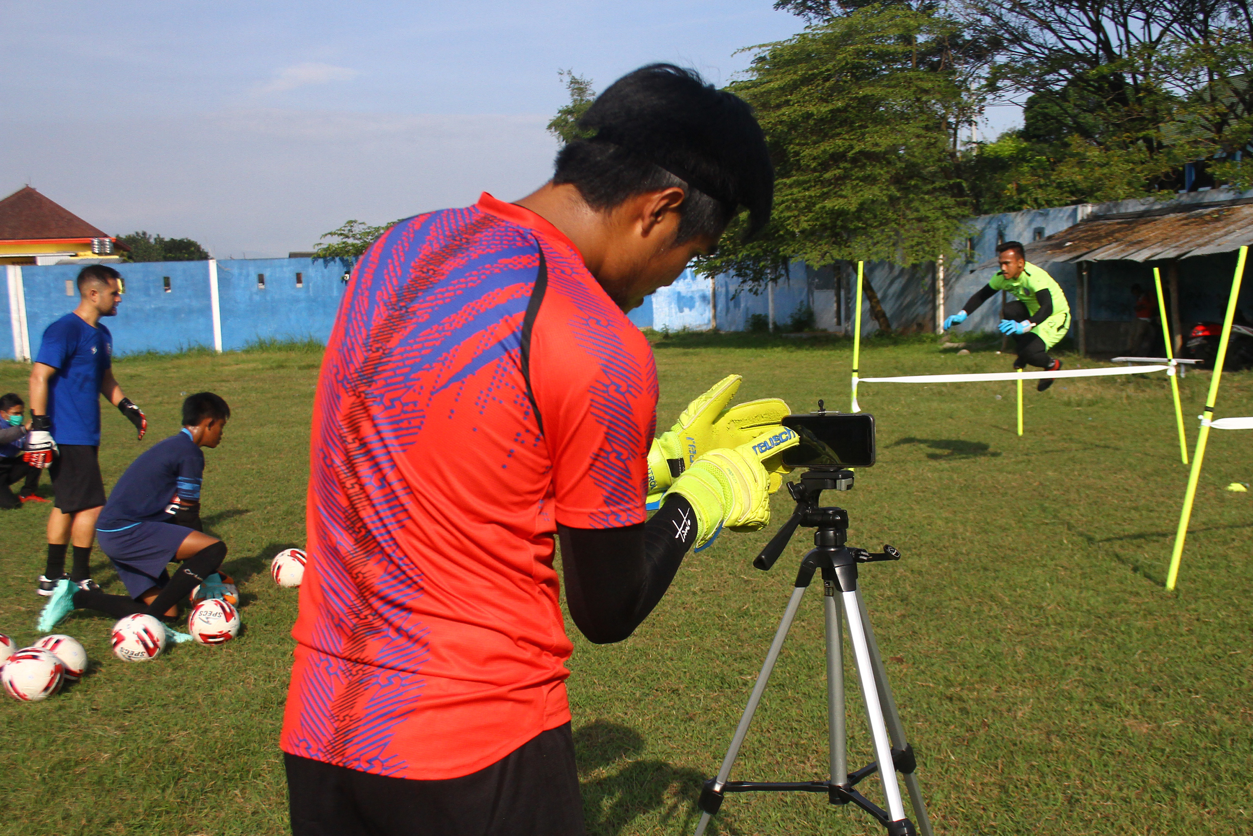Para penjaga gawang Arema FC berlatih di Lapangan Satsui Tubun, Jawa Timur, Kamis (25/6). Latihan belum diikuti seluruh pemain.
