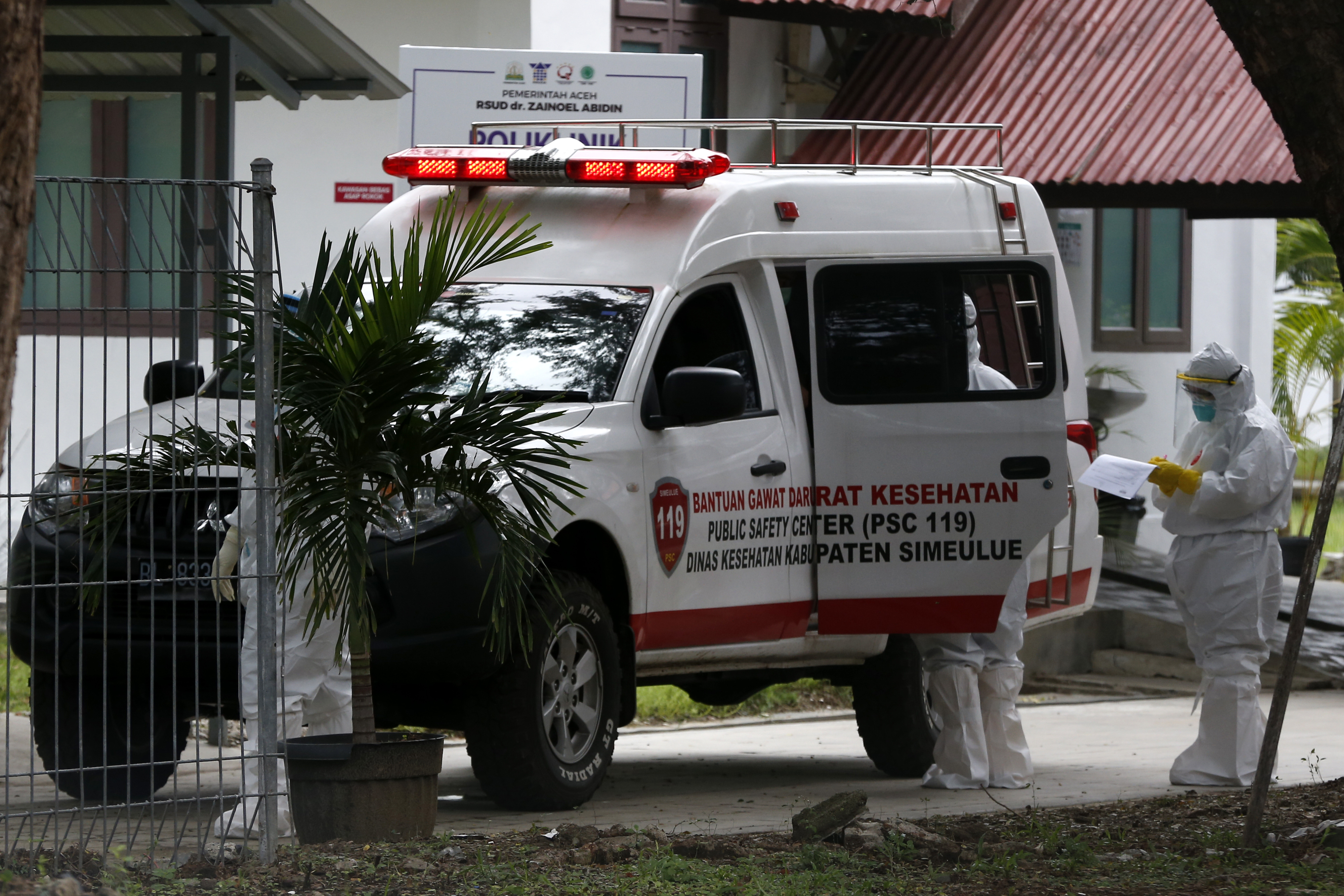 Petugas medis dari tim Satgas Covid-19 Kabupaten Simeulue yang membawa dua pasien terkonfirmasi positif , Rabu (13/5/2020)
