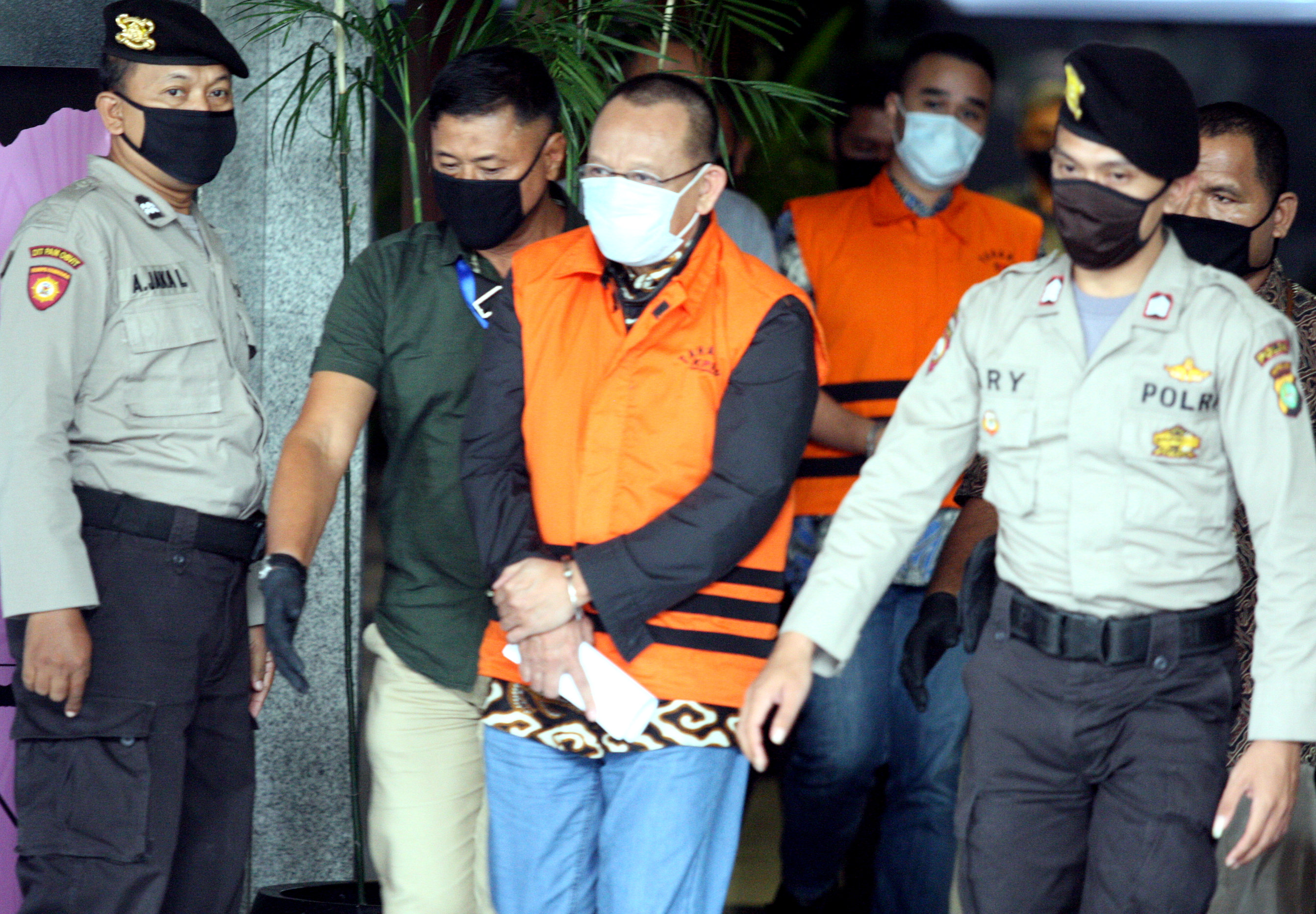 Tersangka Nurhadi (rompi oranye depan) dan menantunya Rezky Herbiyono (rompi oranye belakang).