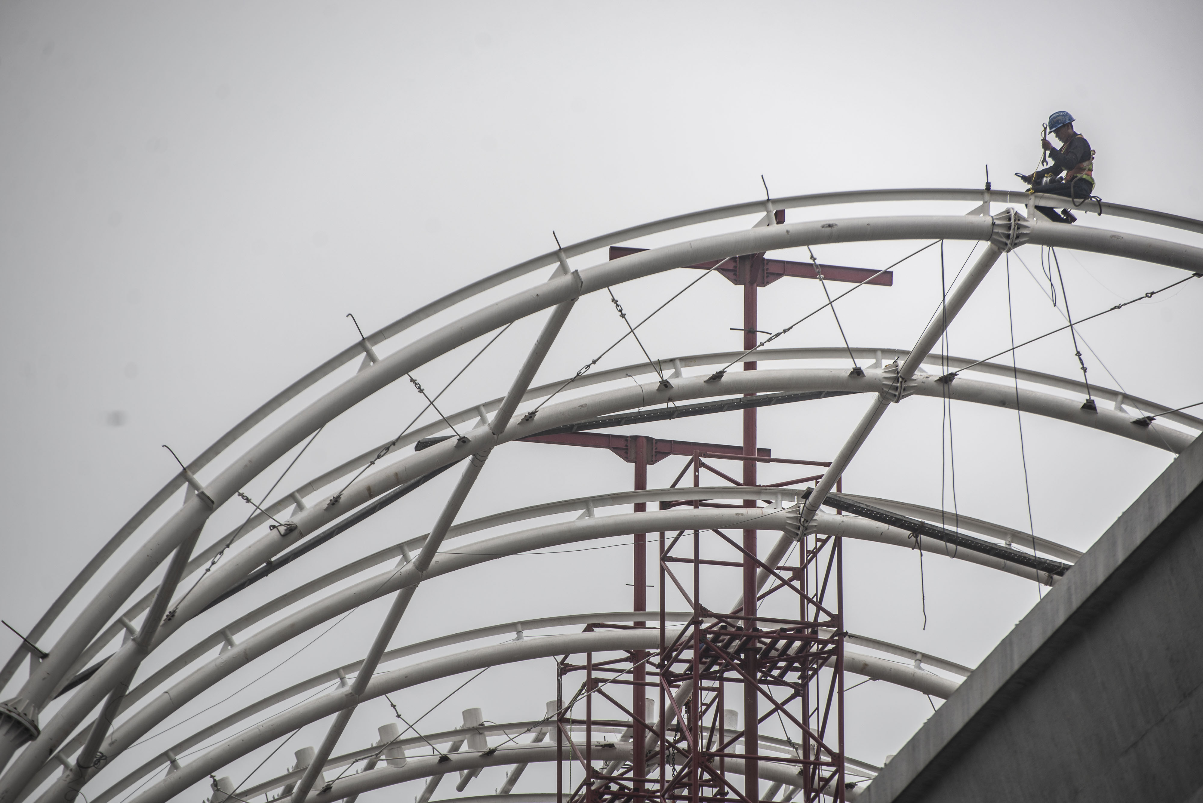 Pekerja beraktivitas pada proyek pembangunan LRT Jabodebek di Jakarta, Sabtu (9/5/2020)