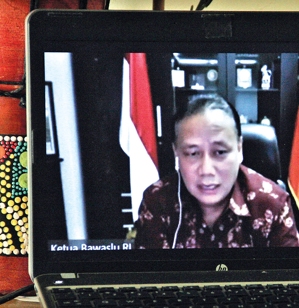 Ketua Badan Pengawas Pemilu (Bawaslu) Abhan memberikan paparan dalam diskusi Webinar Pemilu Rakyat 2020/