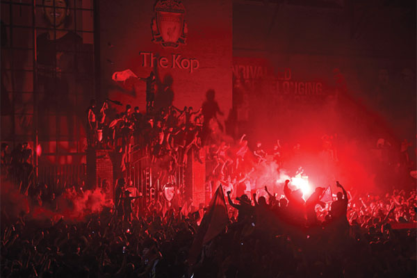 Liverpudlia merayakan keberhasilan klub kesayangannya meraih trofi liga primer musim ini