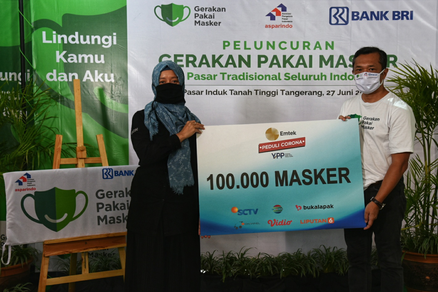 Ketua Asparindo dan perwakilan GPM, Joko Setiyanto mensosialisasikan gerakan pakai masker di Pasar Tanah Tinggi, Kota Tangerang, Banten, Sab