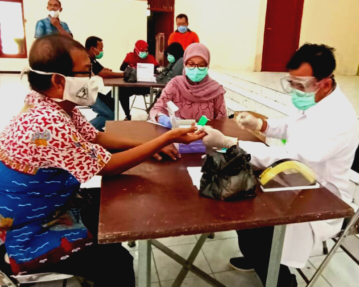 Seorang jurnalis di Pamekasan sedang menjalani rapid test.