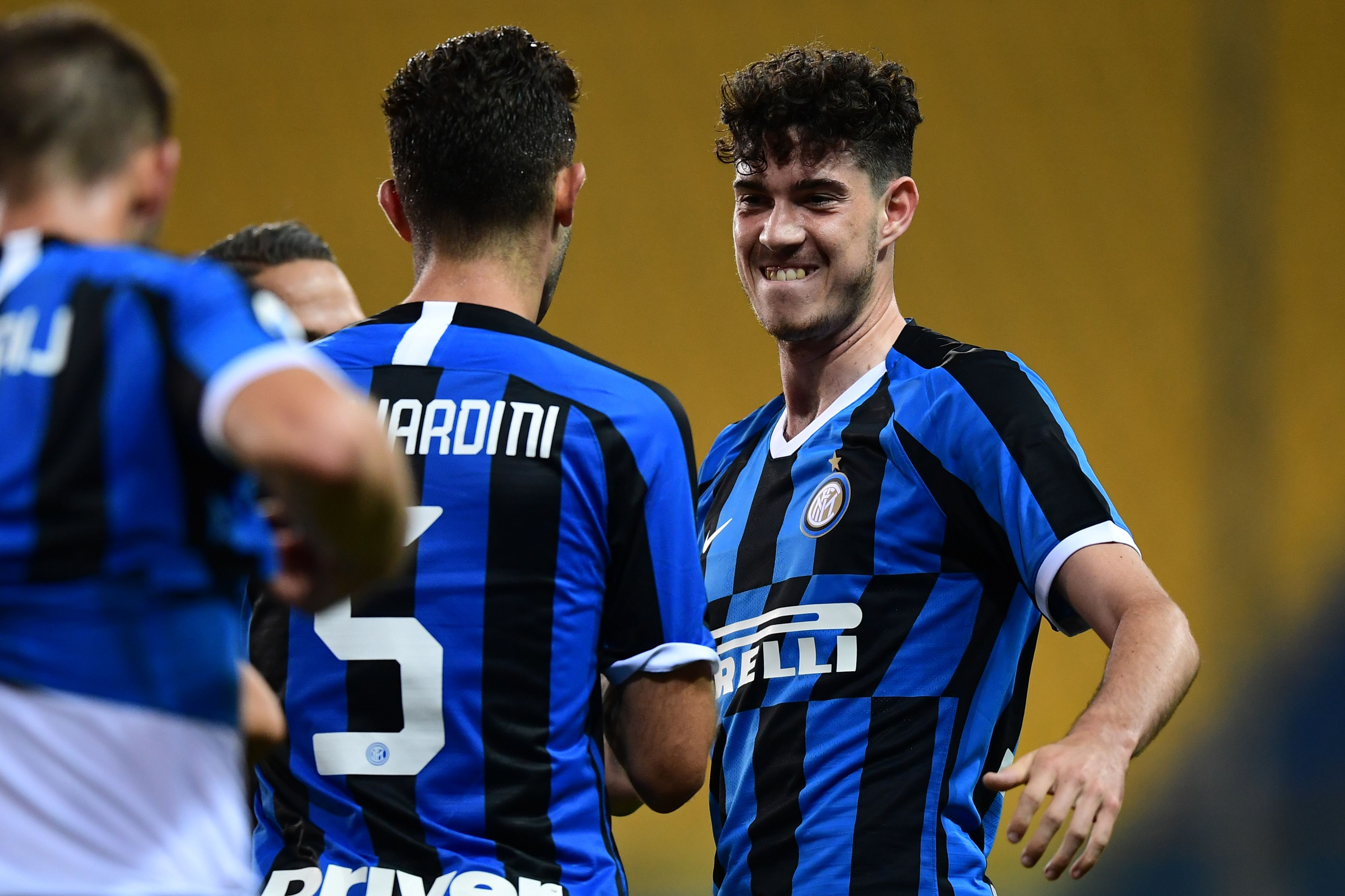 Bek Inter Milan Alessandro Bastoni merayakan gol ke gawang Parma dalam lanjutan Serie A