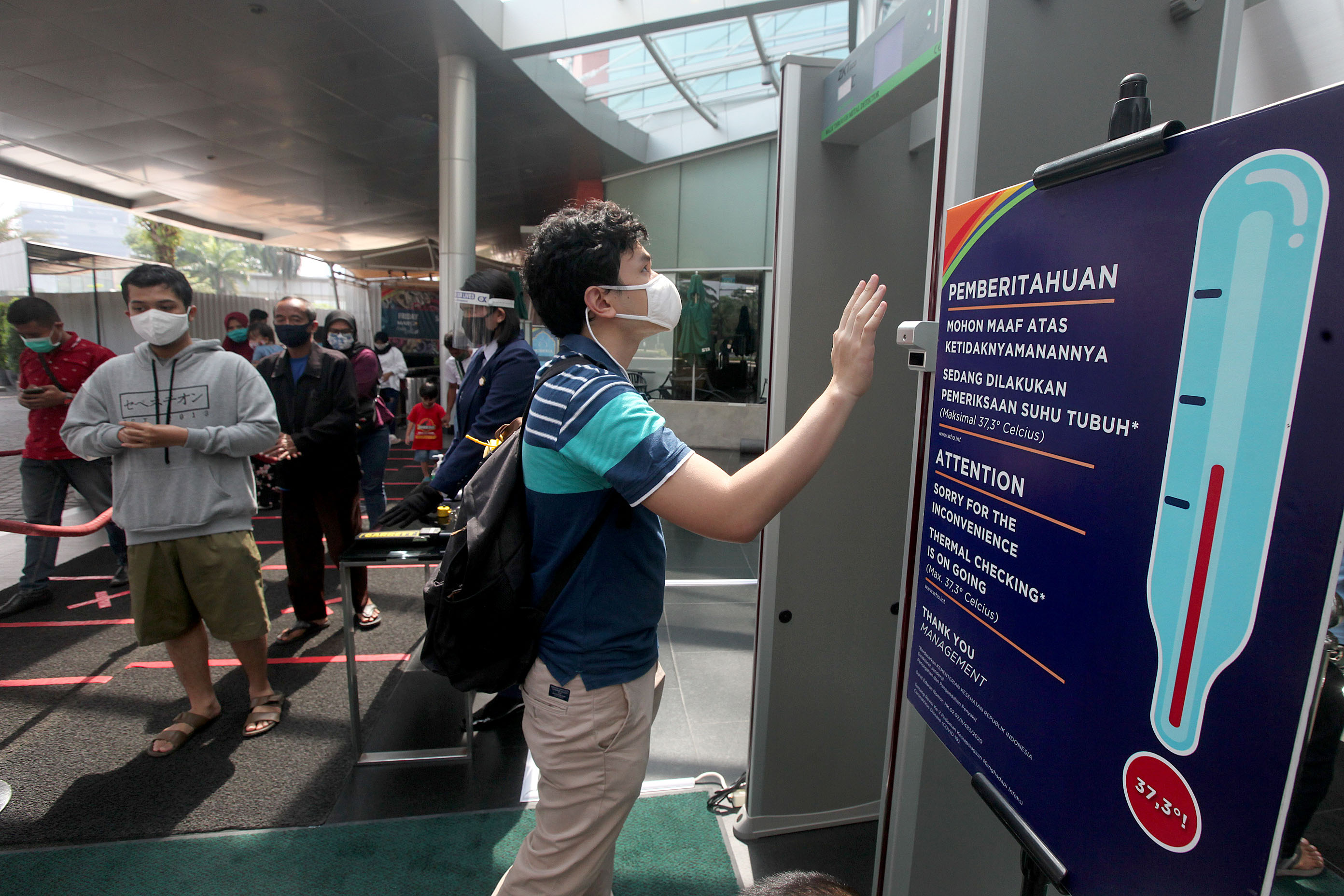 Sejumlah pengunjung menjalani pemeriksaan sebelum masuk ke dalam Mall Margo City, Depok, Jawa Barat, Selasa (09/06/2020).
