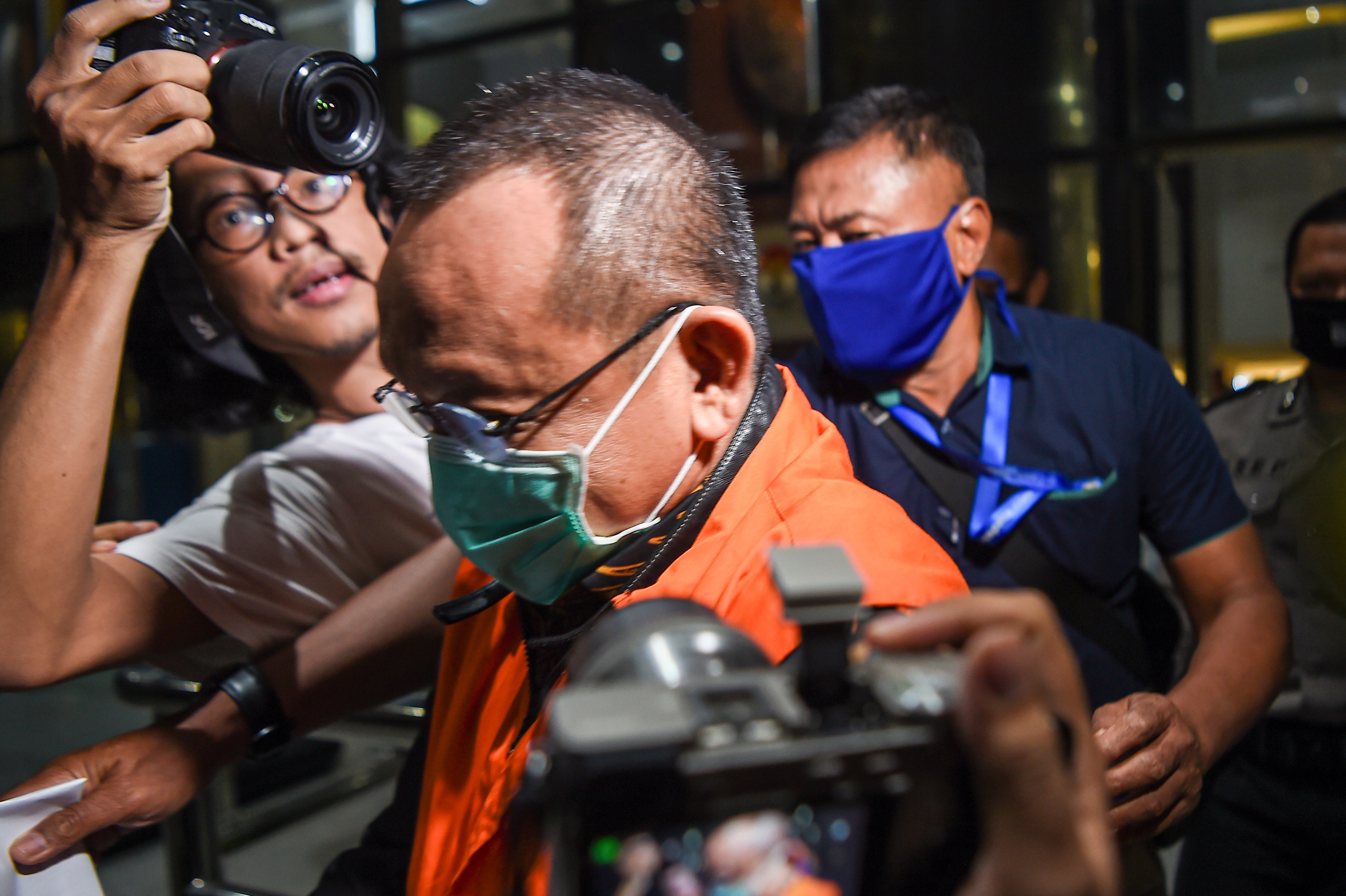 Tersangka kasus dugaan suap gratifikasi Rp46 miliar, Nurhadi (tengah) berjalan keluar usai diperiksa di Gedung KPK, Jakarta, Rabu (10/6).