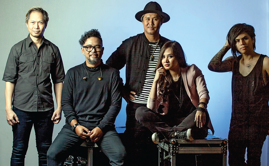 Cokelat feat. Nova Rianty