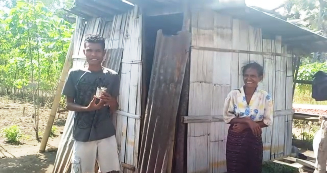 Yuvensia Veronika bersama anaknya Fransiskus Beni bertahun-tahun tinggal di gubug tanpa penerangan listrik. Ia juga tidak menerima bansos.