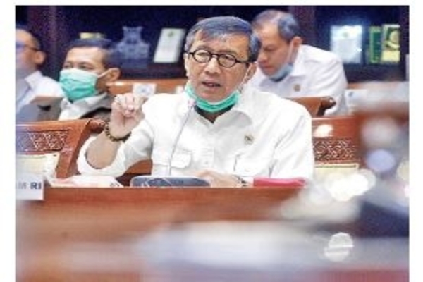 Menteri Hukum dan Hak Asasi Manusia Yasonna H Laoly mengikuti rapat kerja bersama Komisi III DPR di kompleks parlemen, Senayan, kemarin.