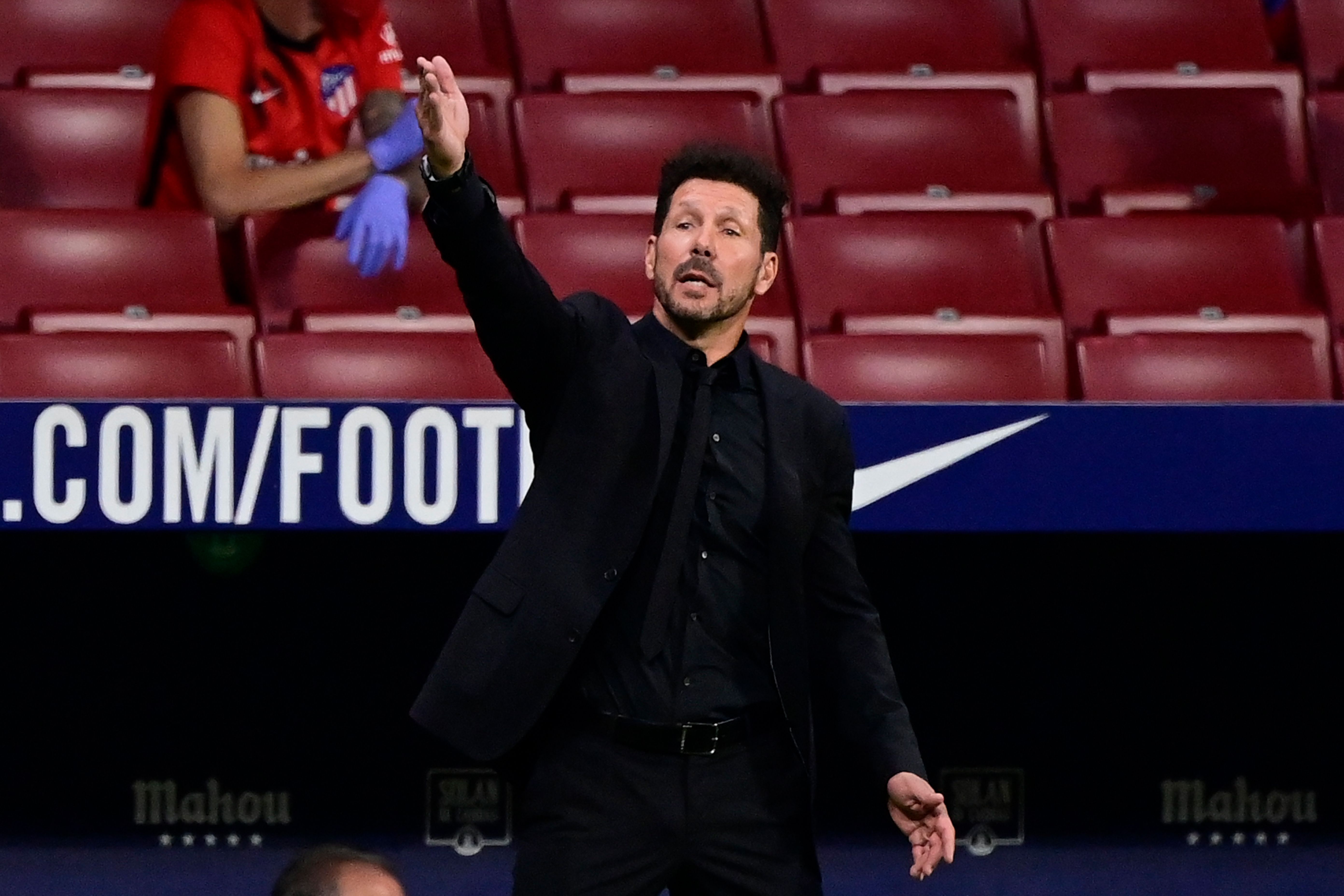 Pelatih Atletico Madrid, Diego Simeone, memberikan arahan dari pinggir lapangan.