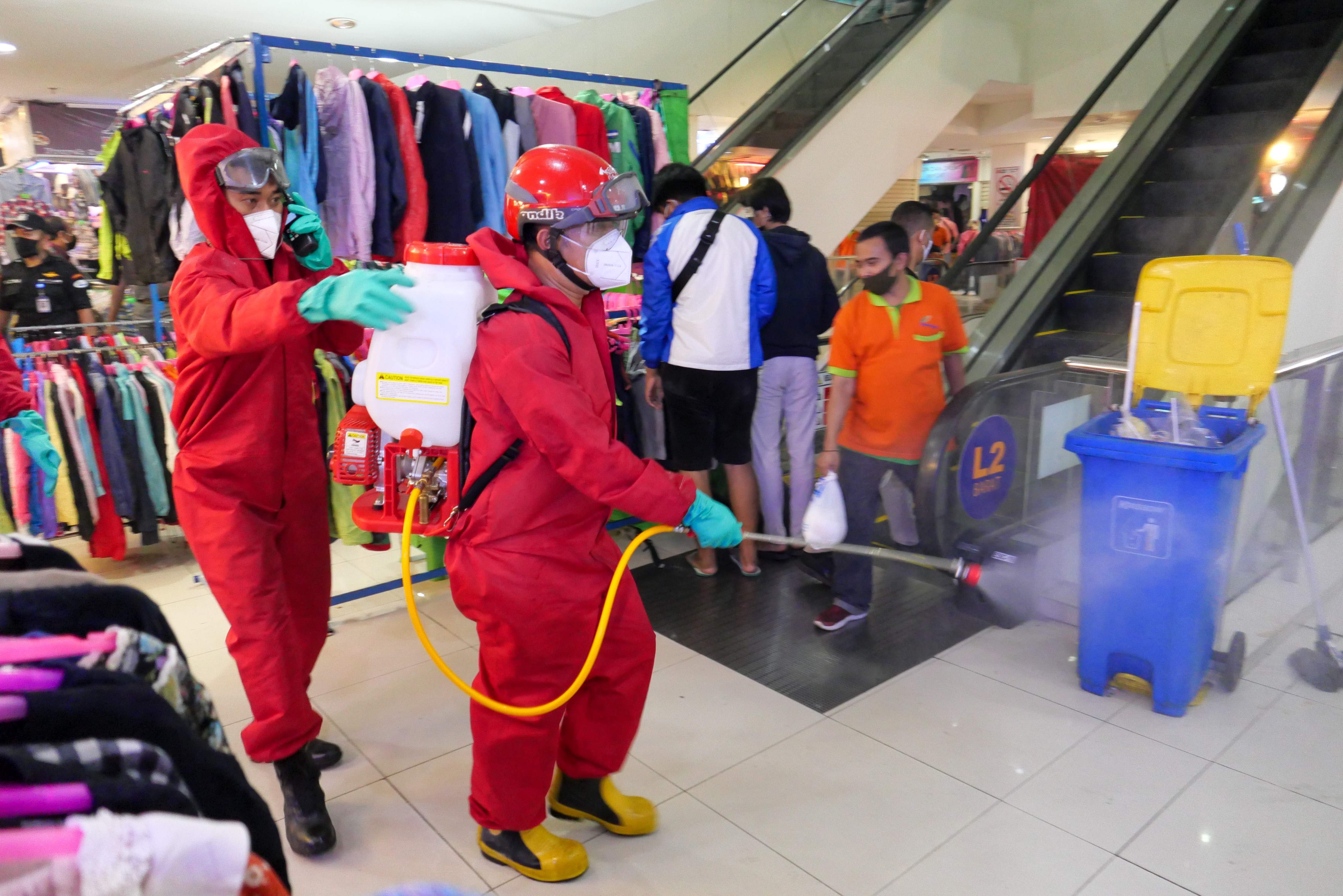 menyemprotkan disinfektan di tengah kekhawatiran akibat pandemi virus corona COVID-19 selama periode transisi 