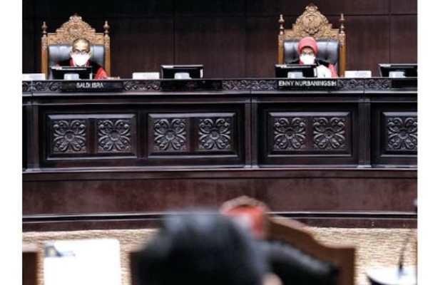 Ketua Majelis Hakim Konstitusi Enny Nurbaningsih (kanan) bersama hakim Saldi Isra